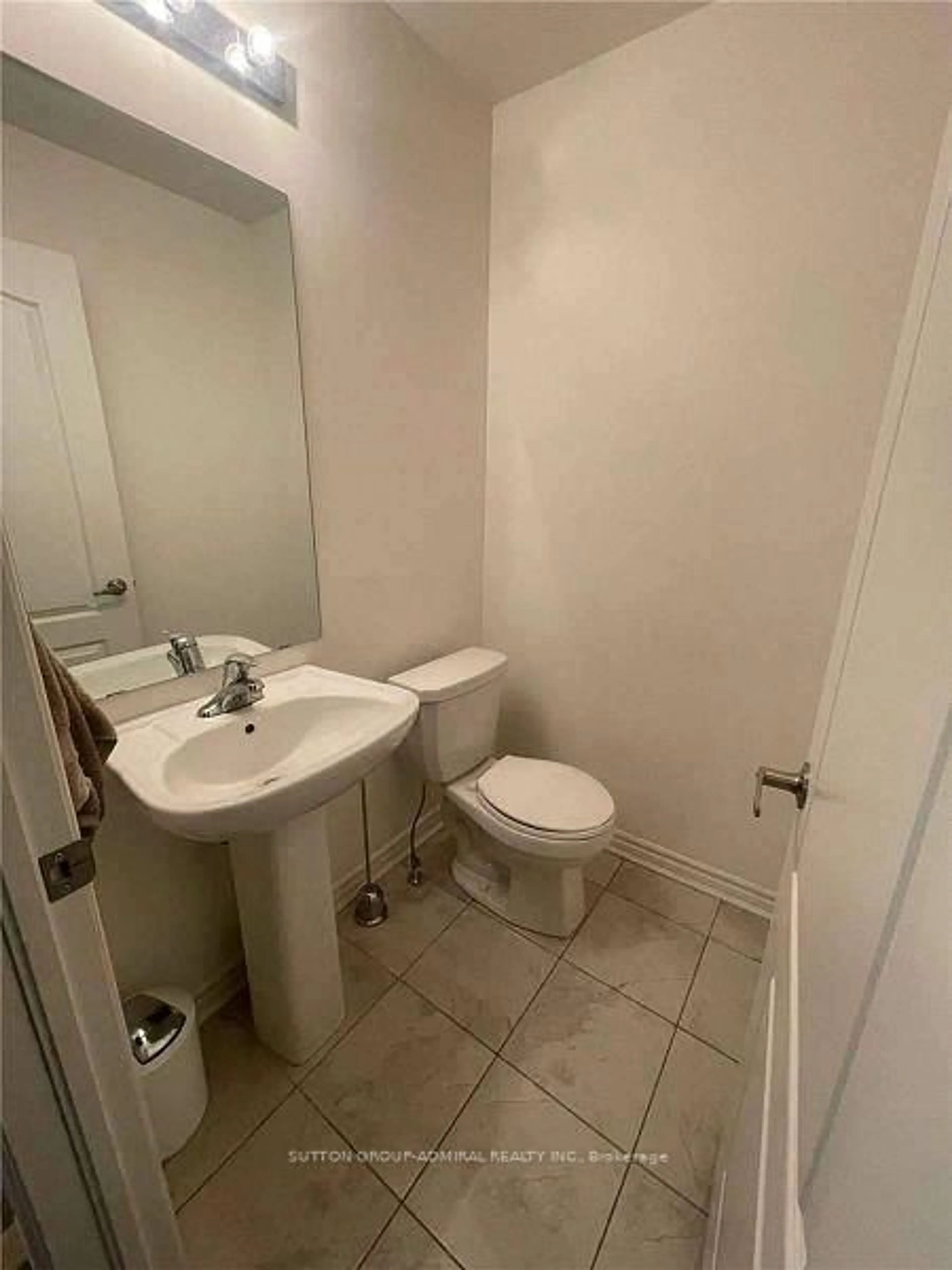 Standard bathroom, floor is not visible for 48 High Tide Dr, Wasaga Beach Ontario L9Z 2X2