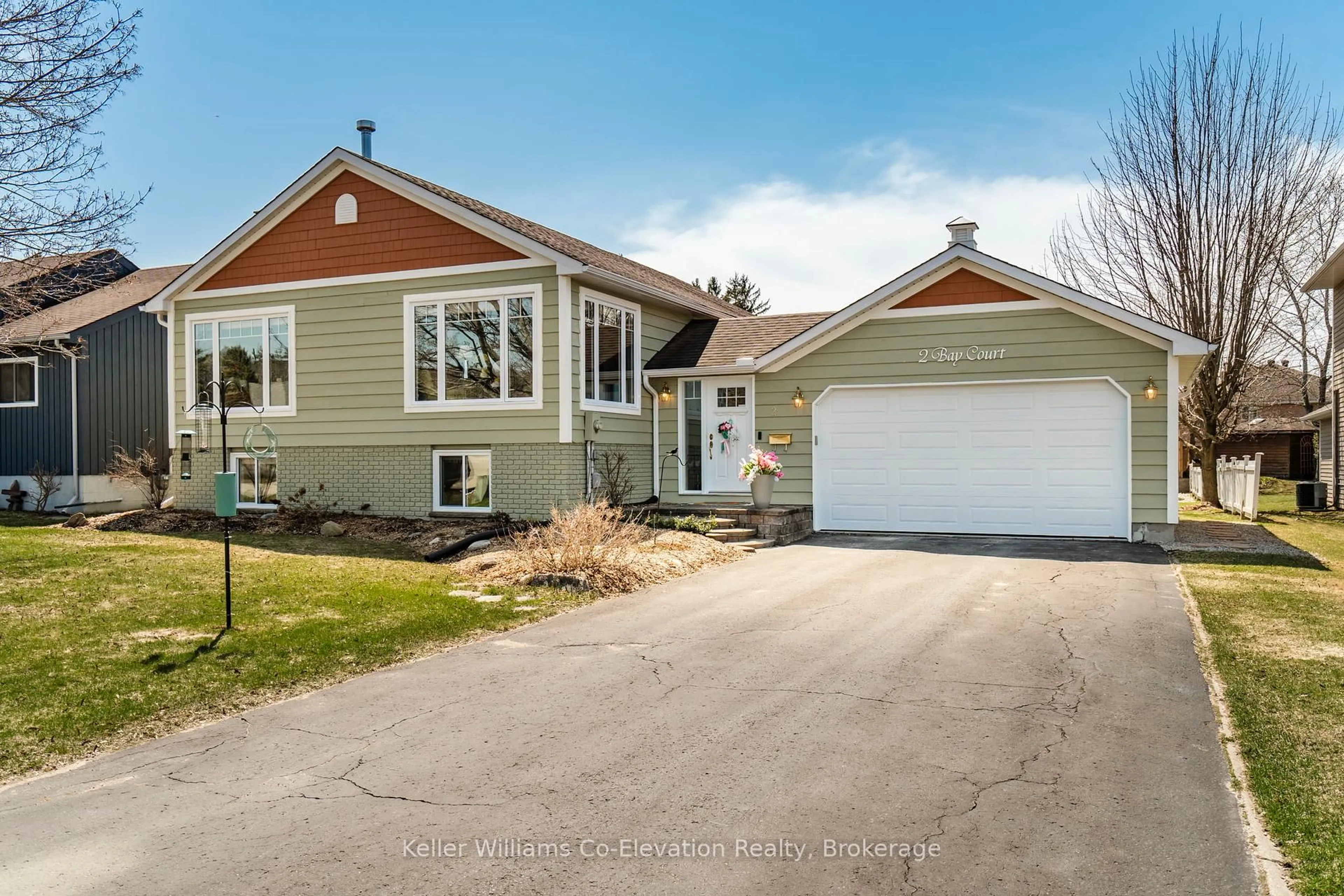 Home with vinyl exterior material, street for 2 Bay Crt, Penetanguishene Ontario L9M 1E1