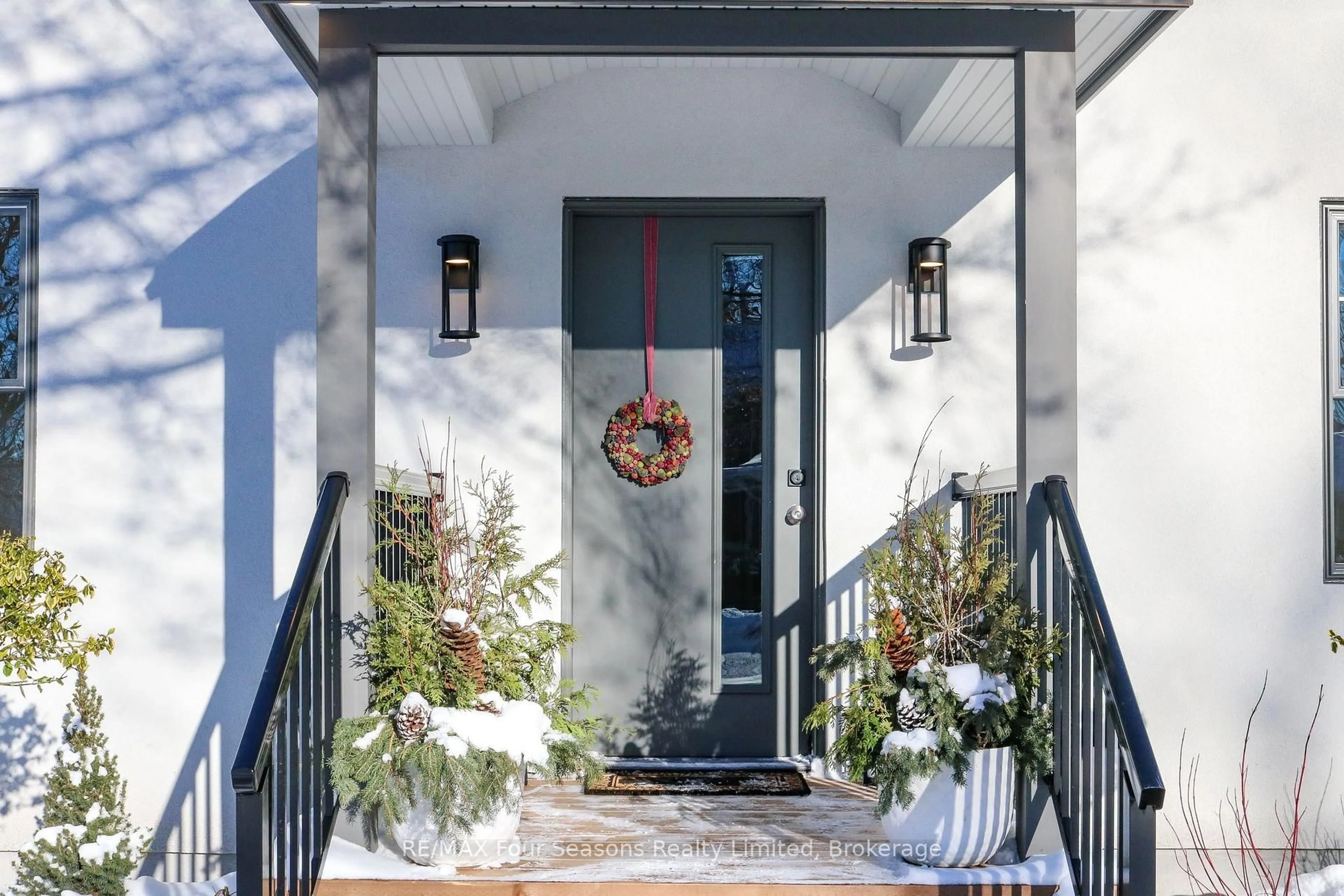 Indoor entryway for 147 Second St, Collingwood Ontario L9Y 1E7