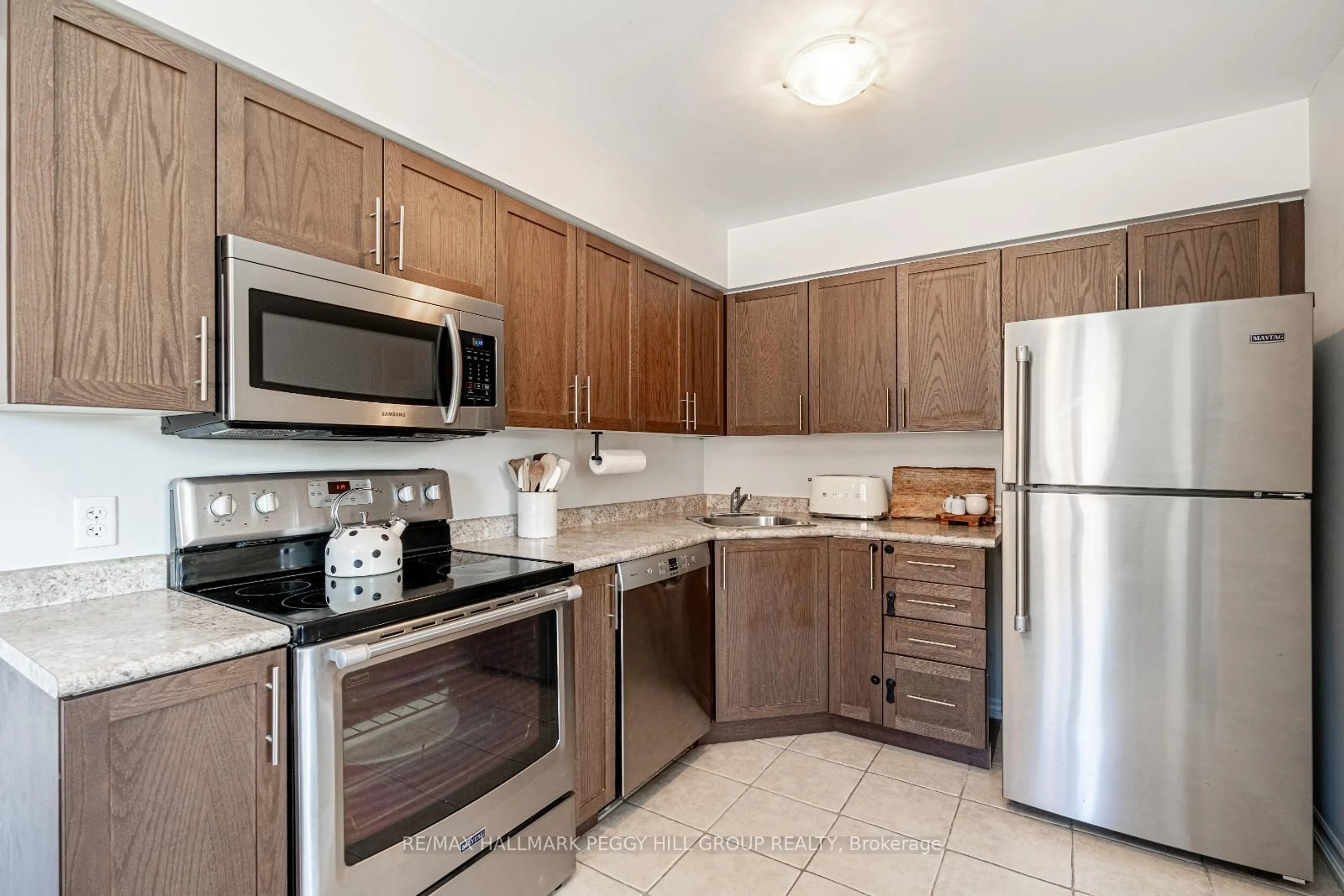 Standard kitchen, unknown for 25 Madelaine Dr #7, Barrie Ontario L9J 0G8