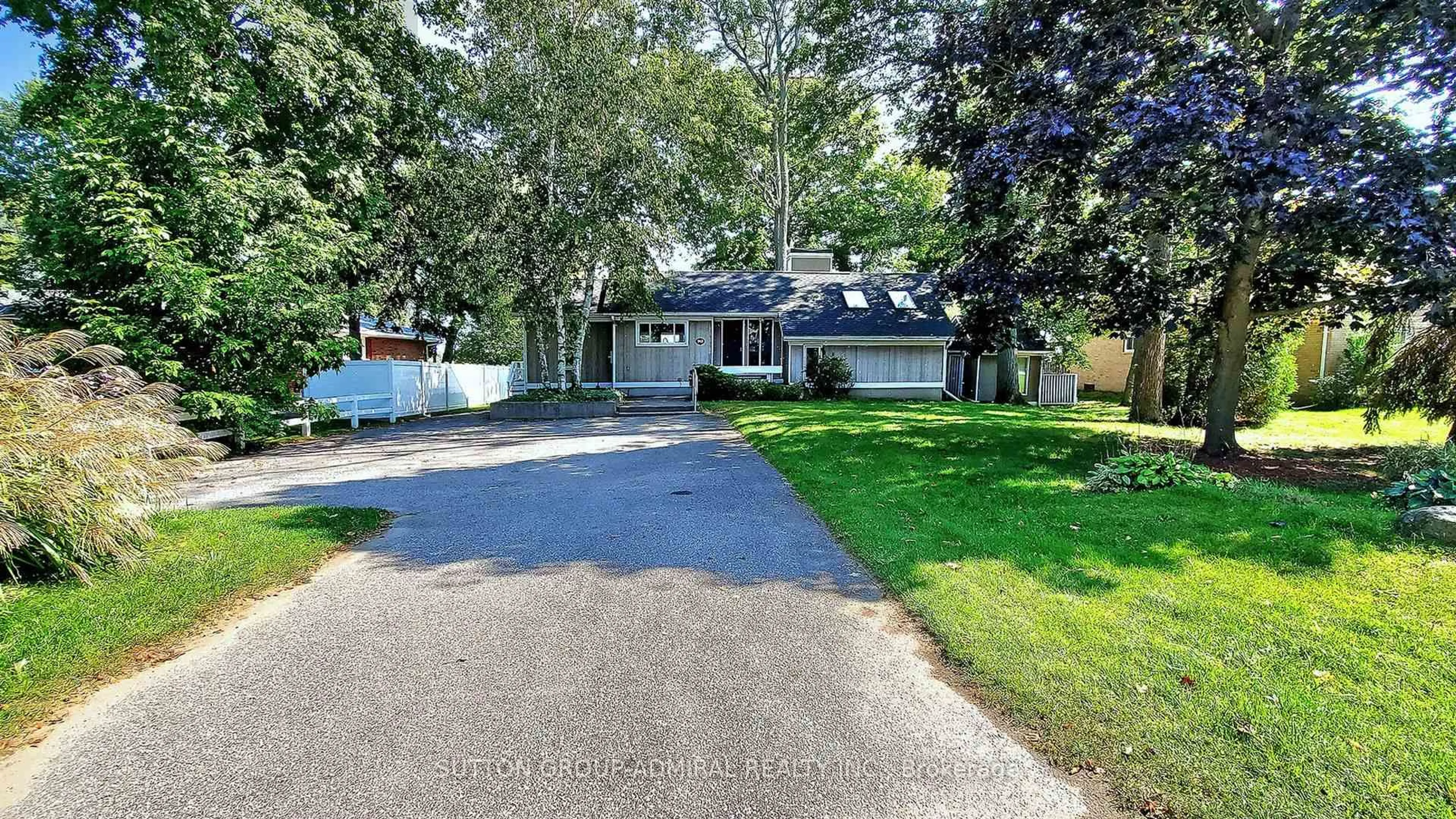 A pic from outside/outdoor area/front of a property/back of a property/a pic from drone, street for 743 Broadview Ave, Orillia Ontario L3V 6P1
