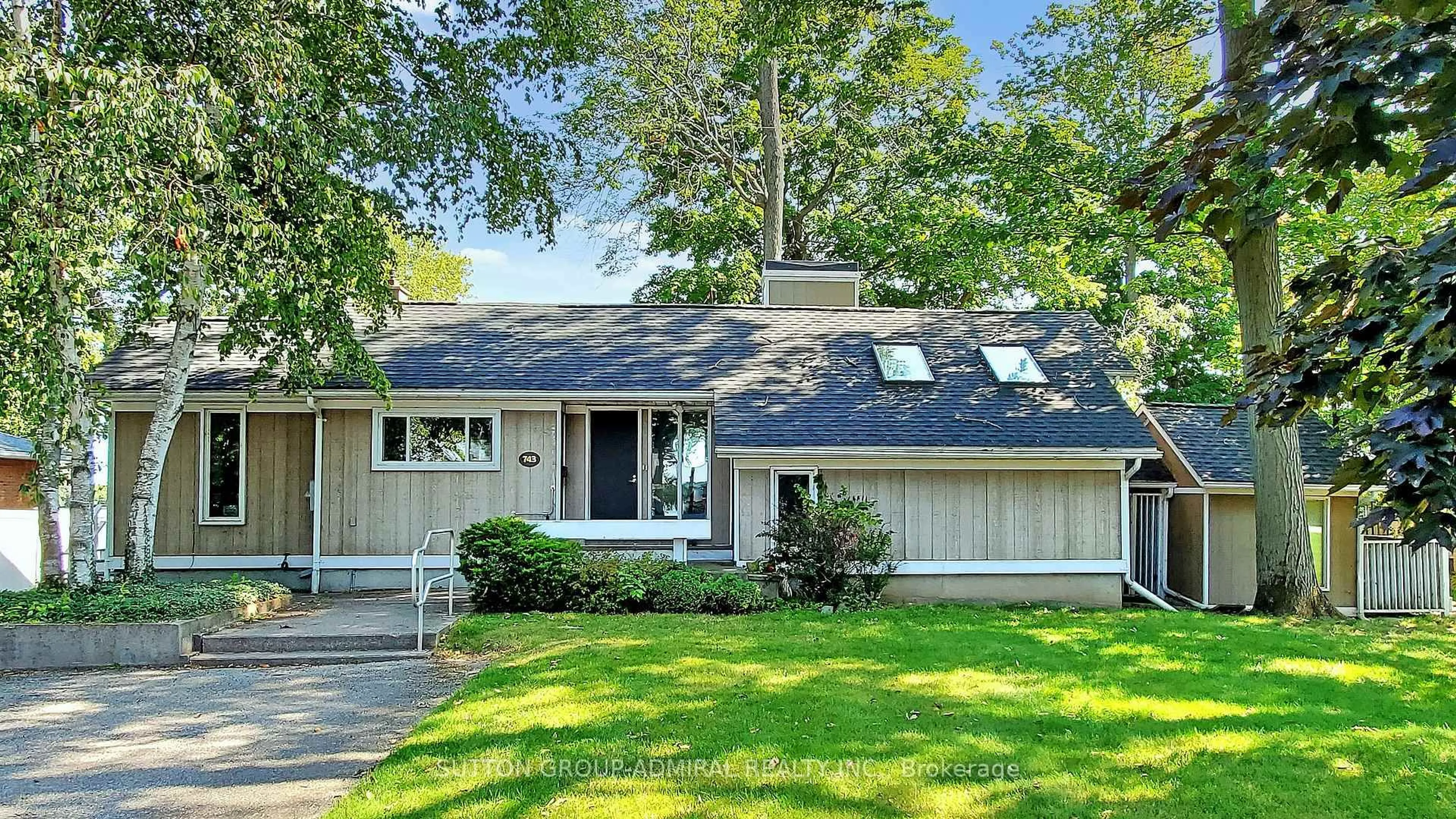 Home with vinyl exterior material, street for 743 Broadview Ave, Orillia Ontario L3V 6P1