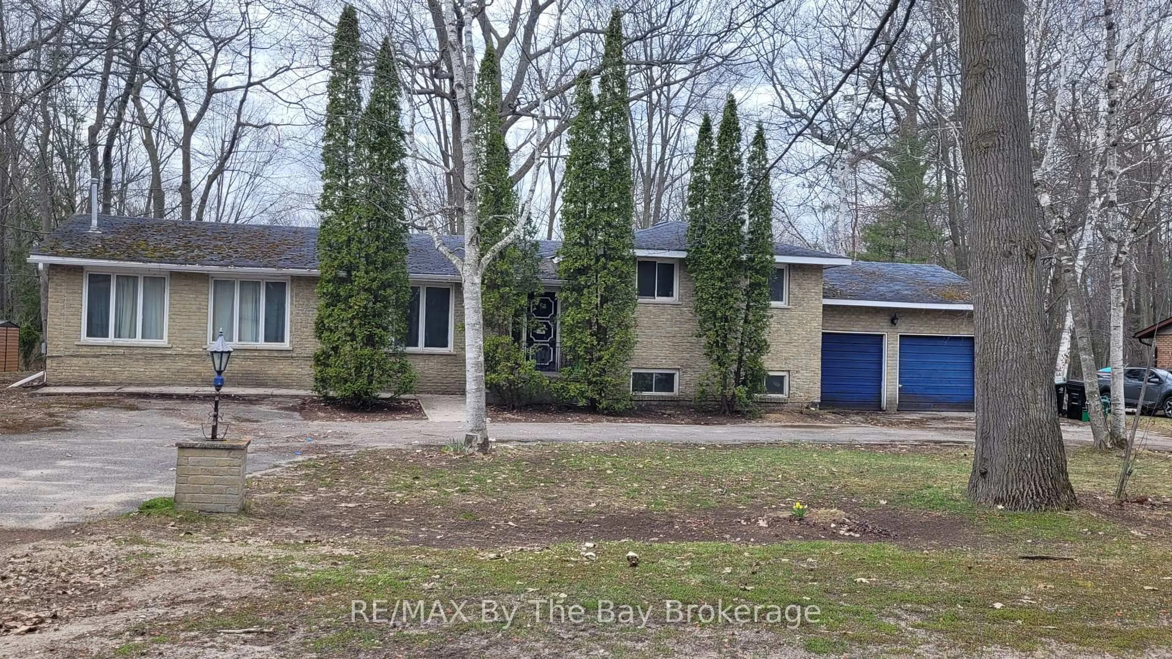 A pic from outside/outdoor area/front of a property/back of a property/a pic from drone, building for 86 White Birch Way, Wasaga Beach Ontario L9Z 1R3