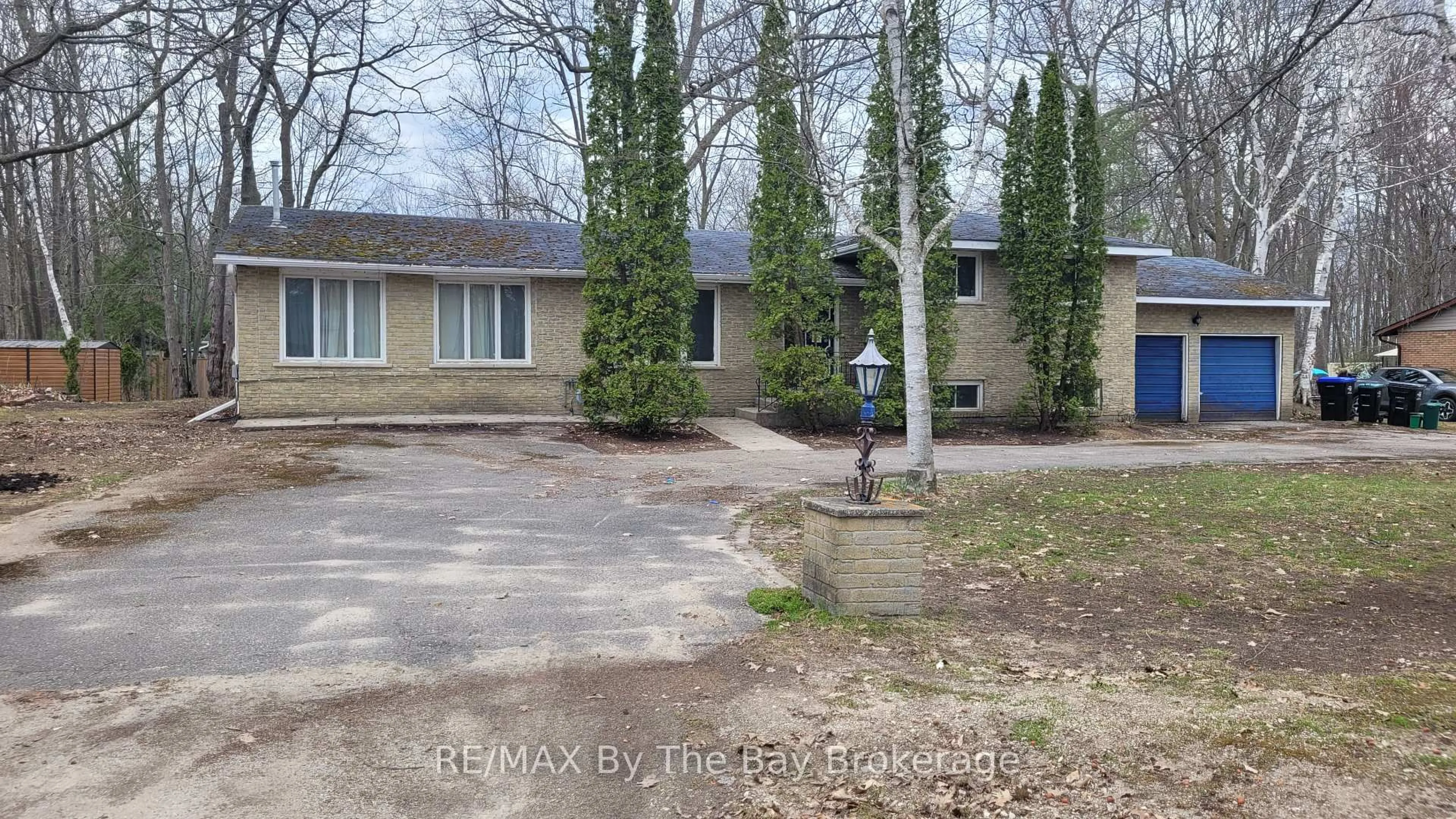 A pic from outside/outdoor area/front of a property/back of a property/a pic from drone, street for 86 White Birch Way, Wasaga Beach Ontario L9Z 1R3