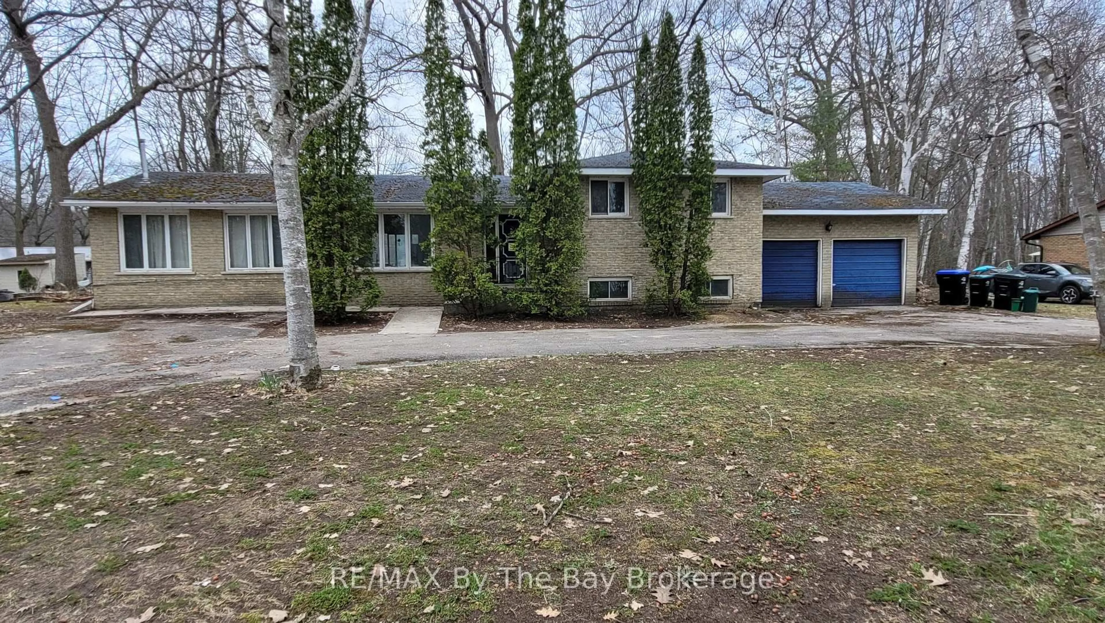 A pic from outside/outdoor area/front of a property/back of a property/a pic from drone, street for 86 White Birch Way, Wasaga Beach Ontario L9Z 1R3