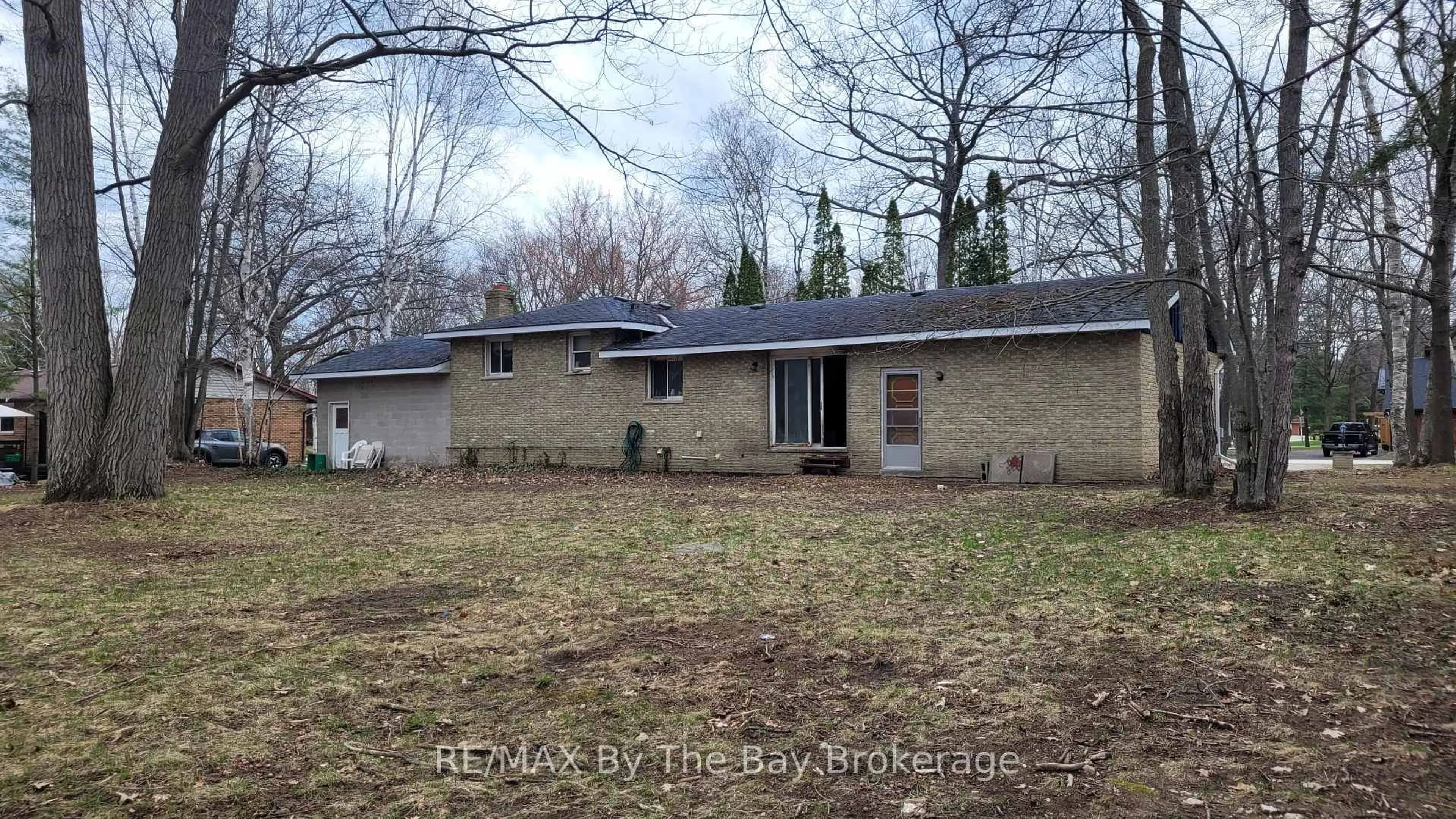 A pic from outside/outdoor area/front of a property/back of a property/a pic from drone, street for 86 White Birch Way, Wasaga Beach Ontario L9Z 1R3