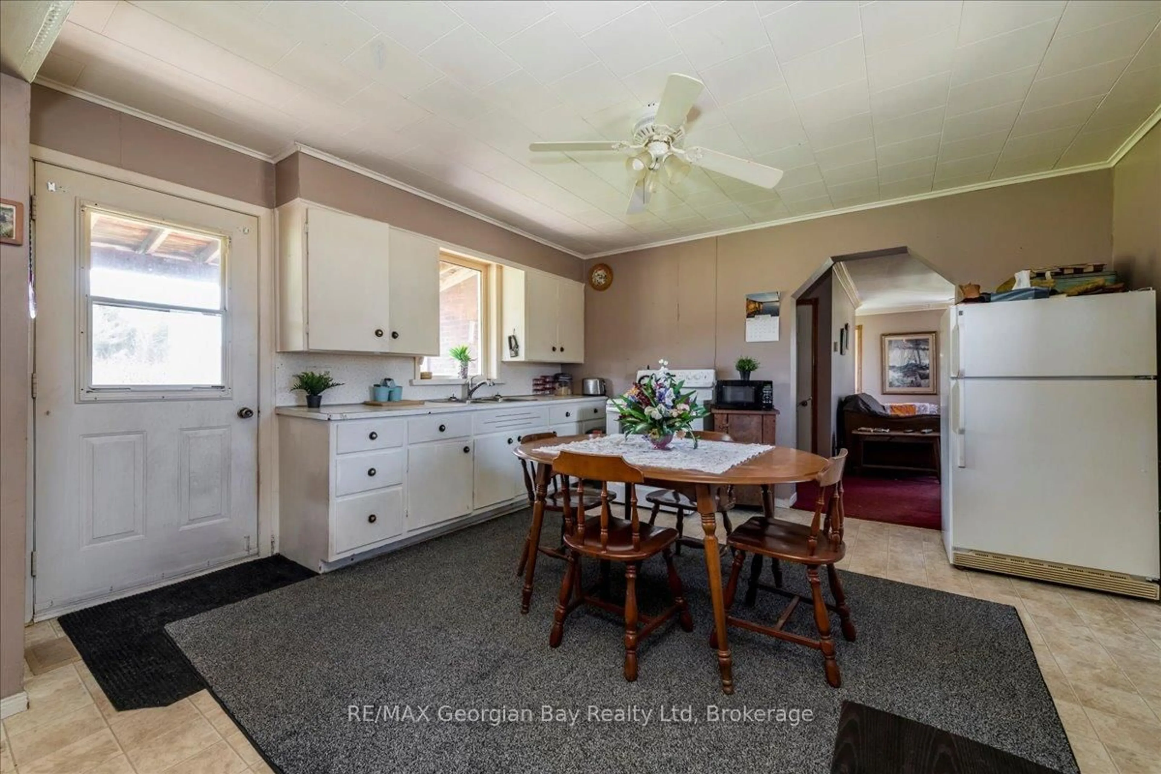 Standard kitchen, unknown for 579 Marshall Rd, Tiny Ontario L4R 0E3