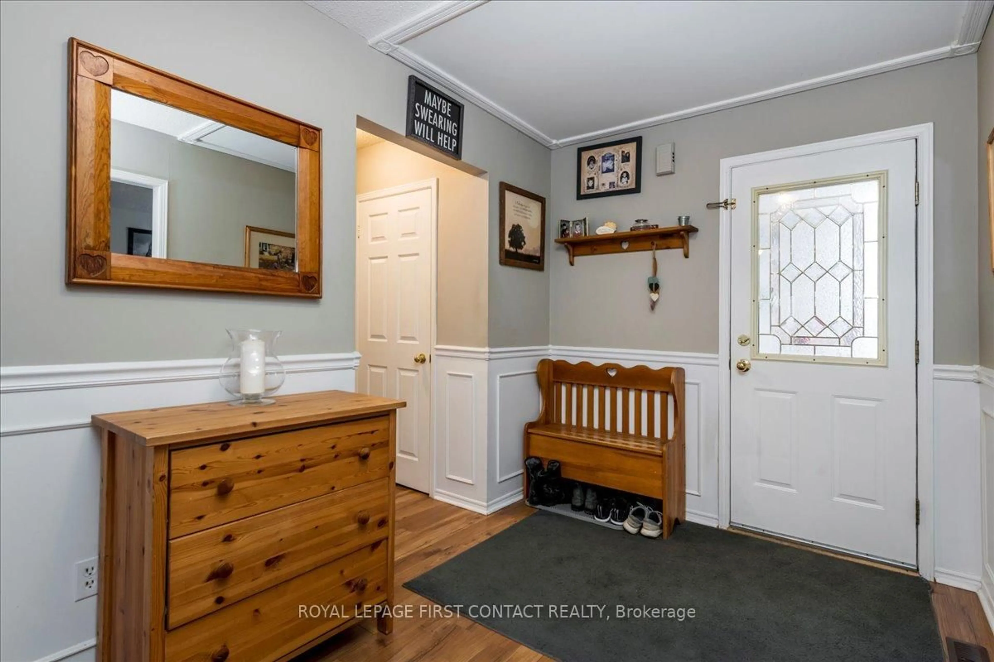 Indoor entryway for 35 Blair Cres, Barrie Ontario L4M 5Y7