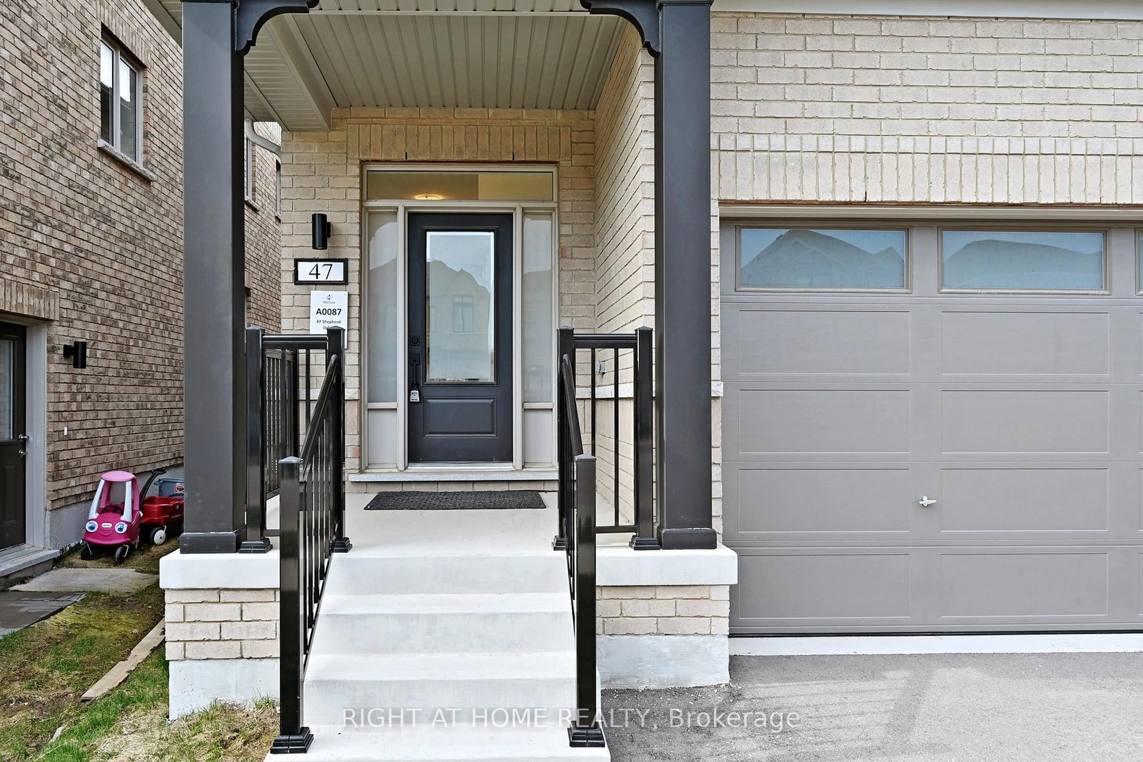 Indoor entryway for 47 Shepherd Dr, Barrie Ontario L9J 0K4