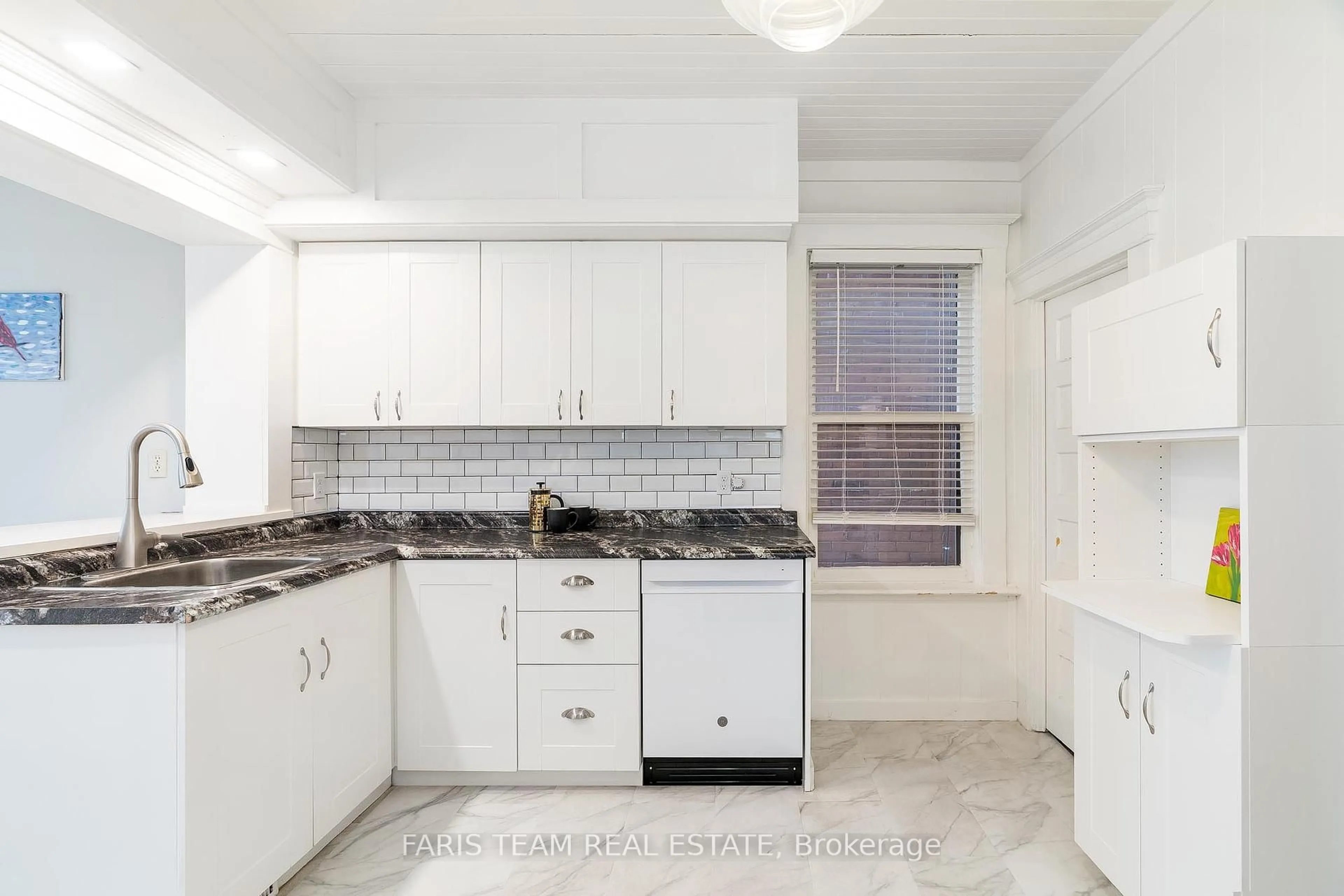 Standard kitchen, ceramic/tile floor for 164 Jarvis St, Orillia Ontario L3V 2A7