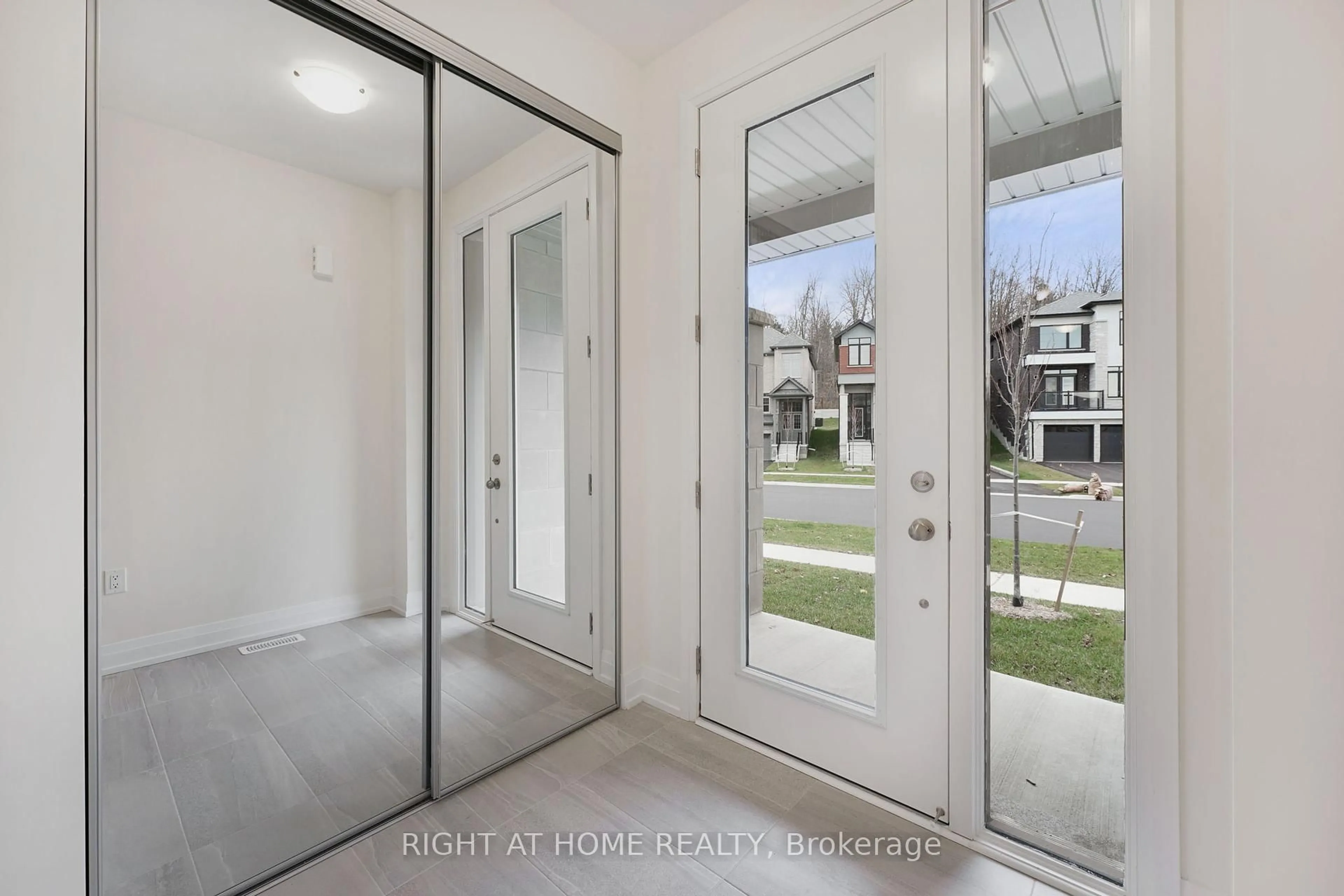 Indoor entryway for 52 Bearberry Rd, Springwater Ontario L9X 2E2