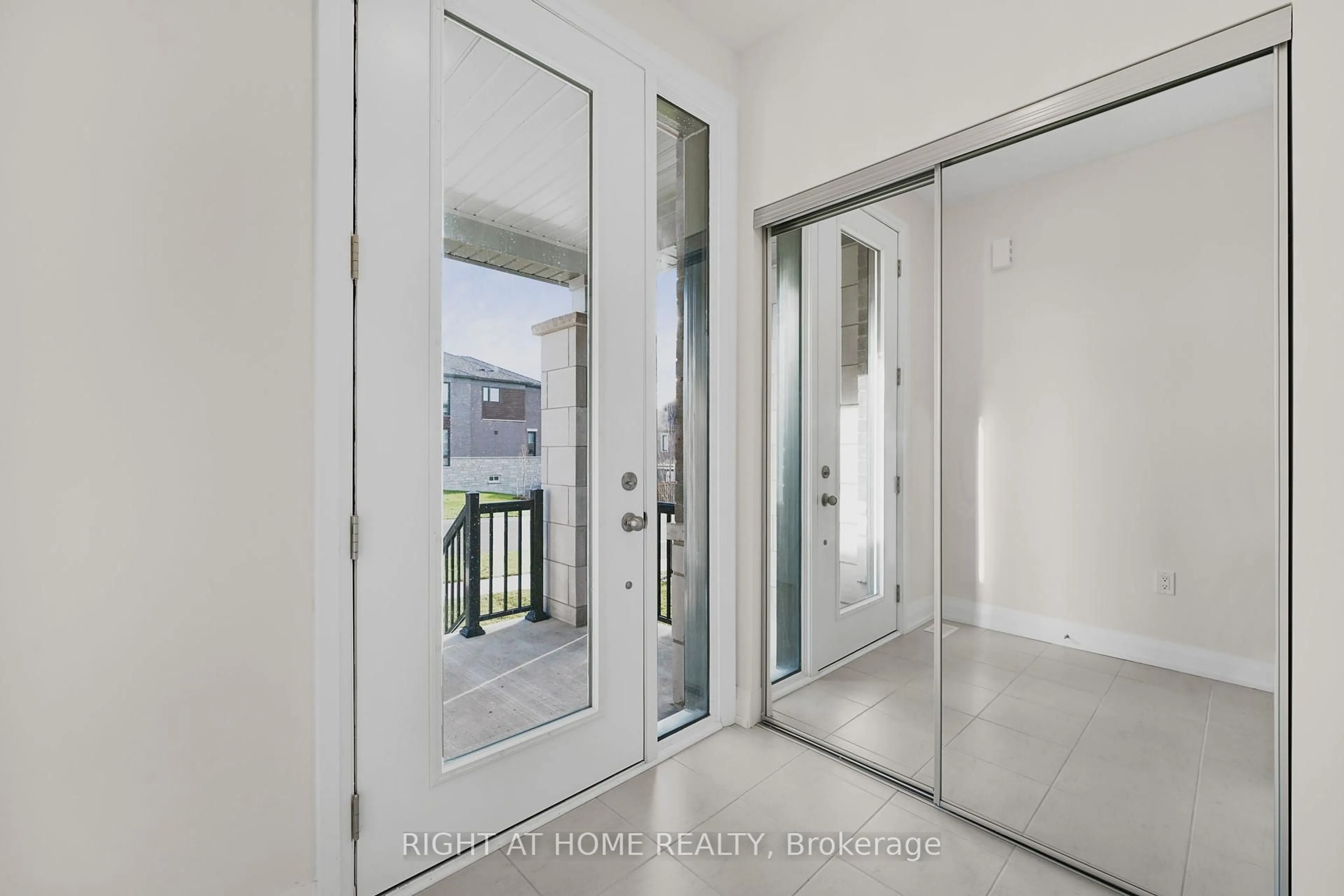 Indoor entryway for 40 Daisy St, Springwater Ontario L9X 2E2