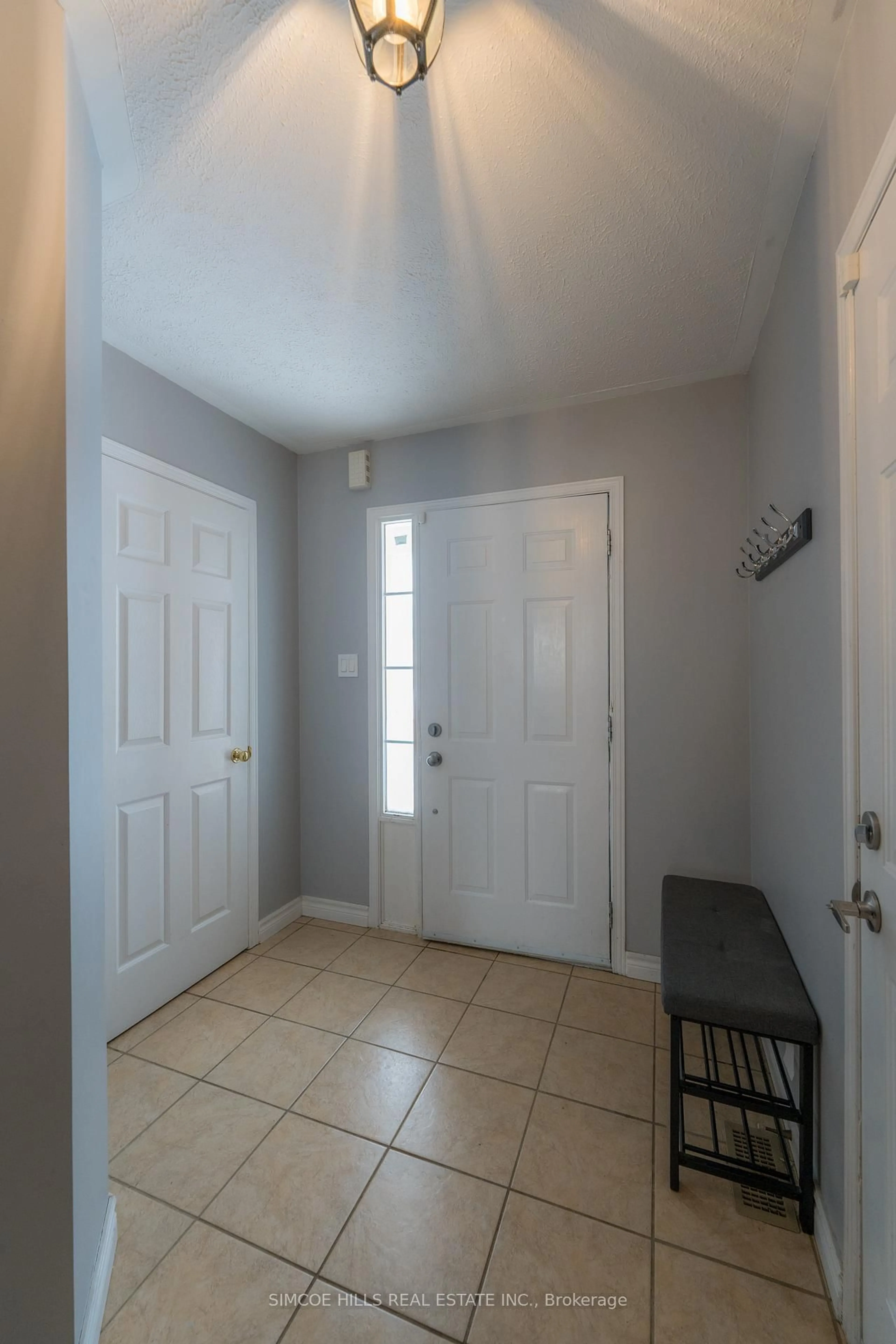 Indoor entryway for 56 Vanessa Dr, Orillia Ontario L3V 7X2