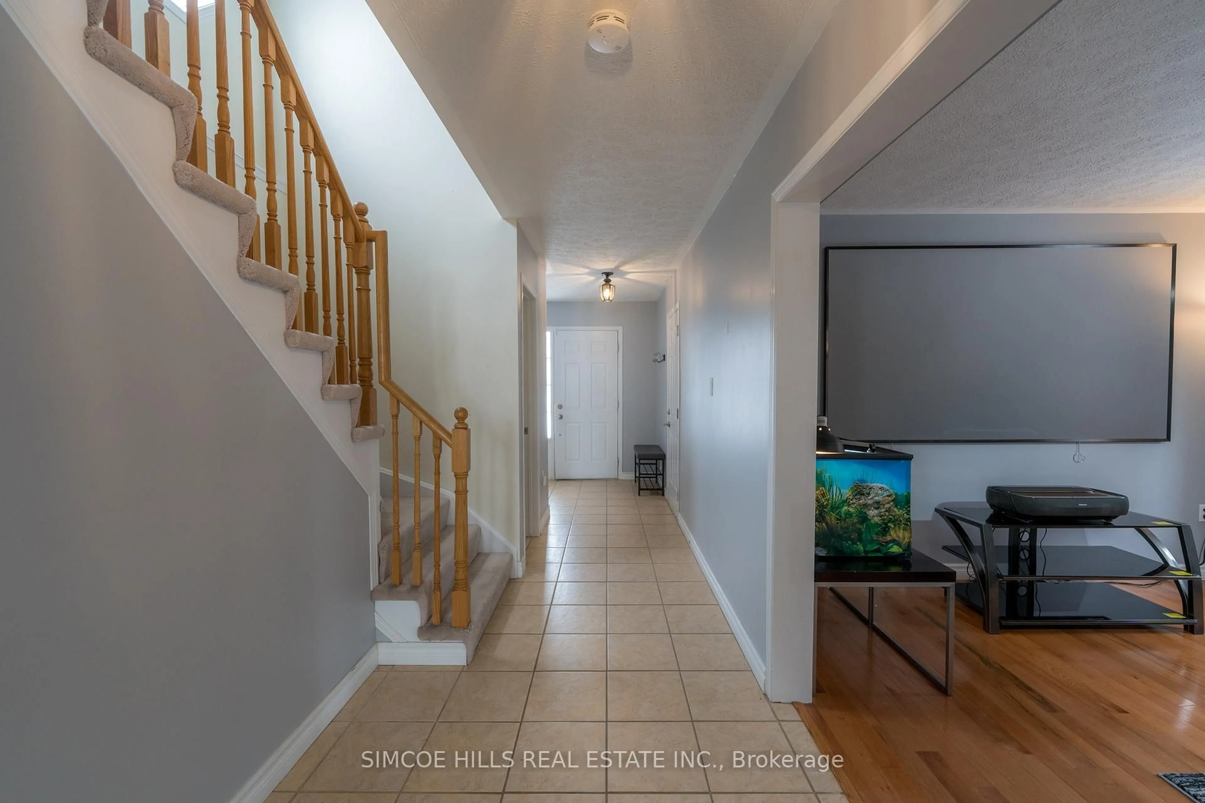 Indoor entryway for 56 Vanessa Dr, Orillia Ontario L3V 7X2