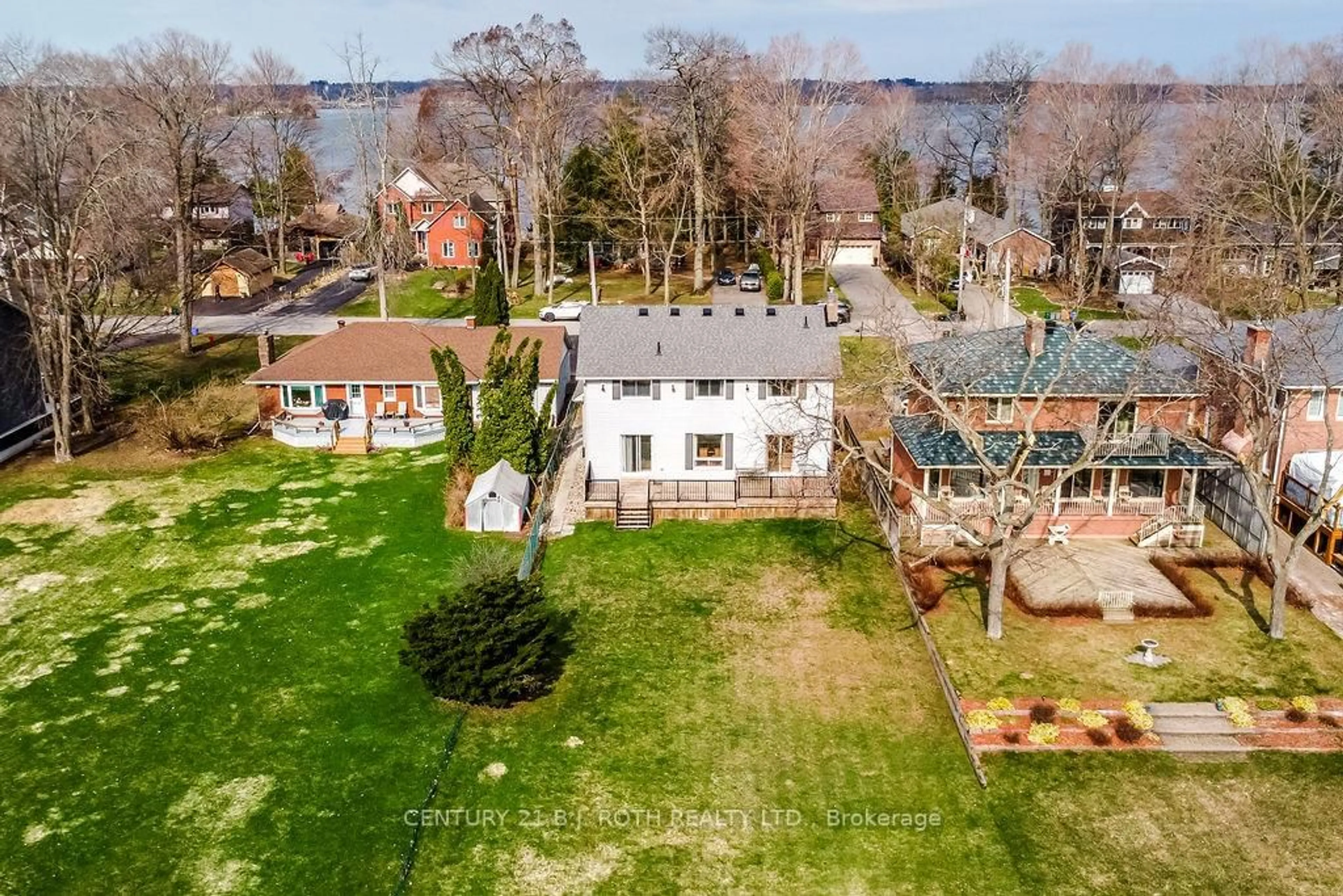 A pic from outside/outdoor area/front of a property/back of a property/a pic from drone, street for 719 Broadview Ave, Orillia Ontario L3V 6P1