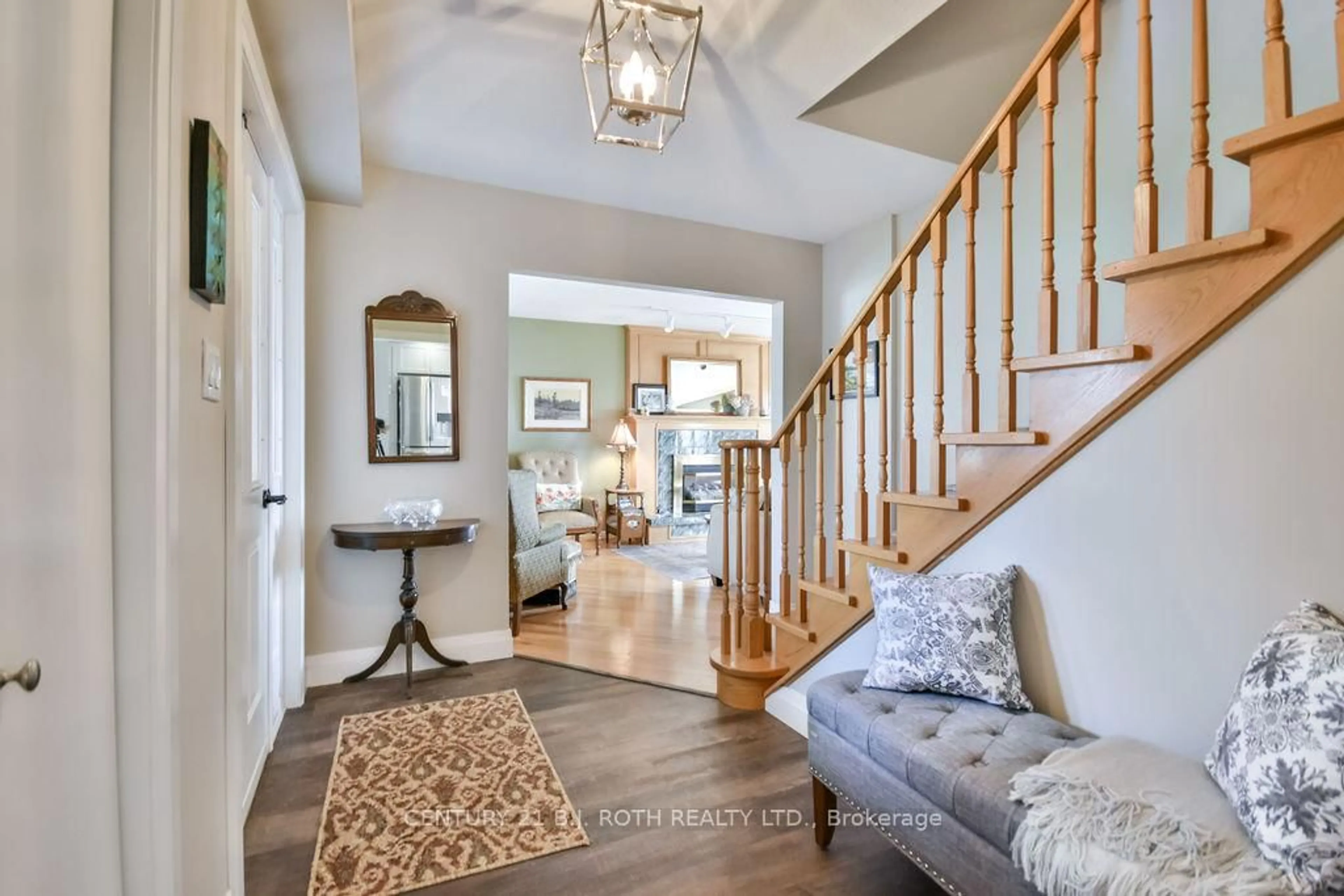 Indoor entryway for 719 Broadview Ave, Orillia Ontario L3V 6P1