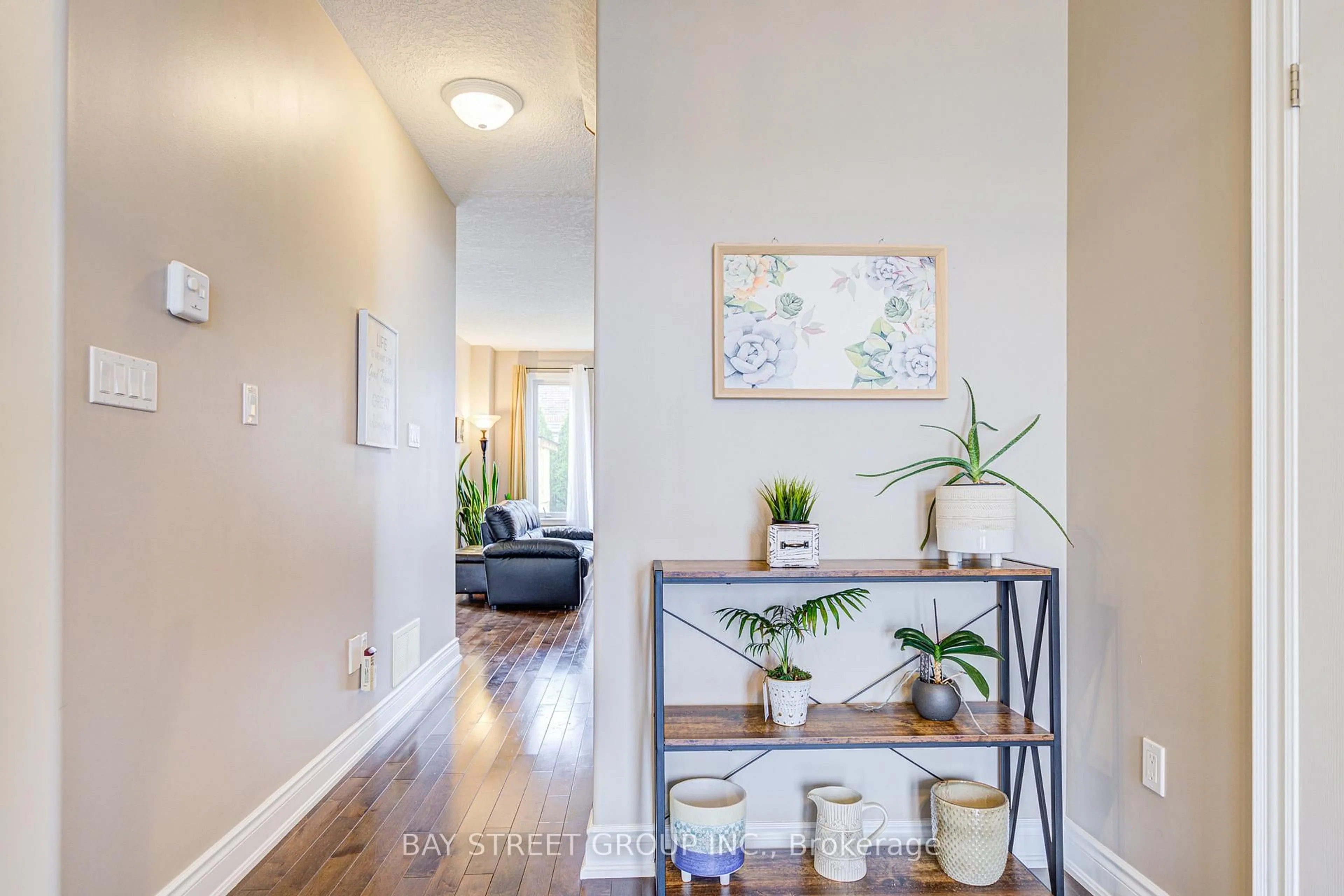 Indoor entryway for 77 Graihawk Dr, Barrie Ontario L4N 6G7