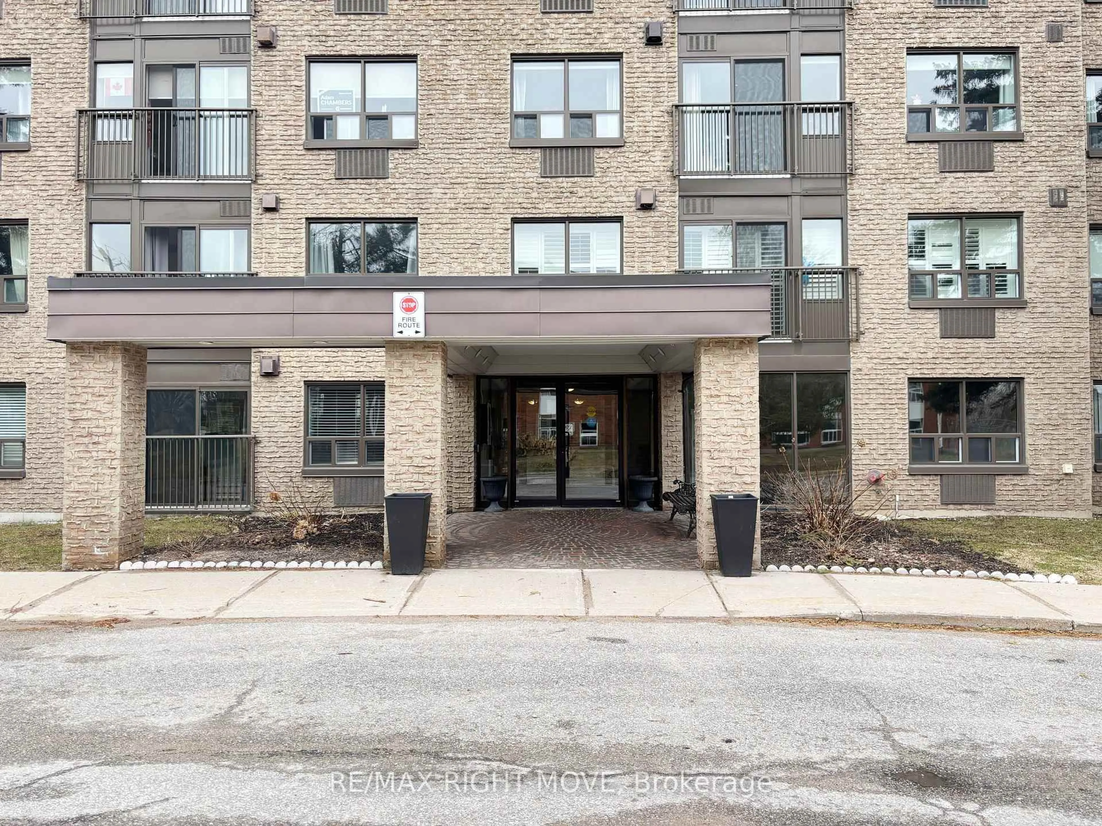 Indoor foyer for 54 Fittons Rd #103, Orillia Ontario L3V 3T9