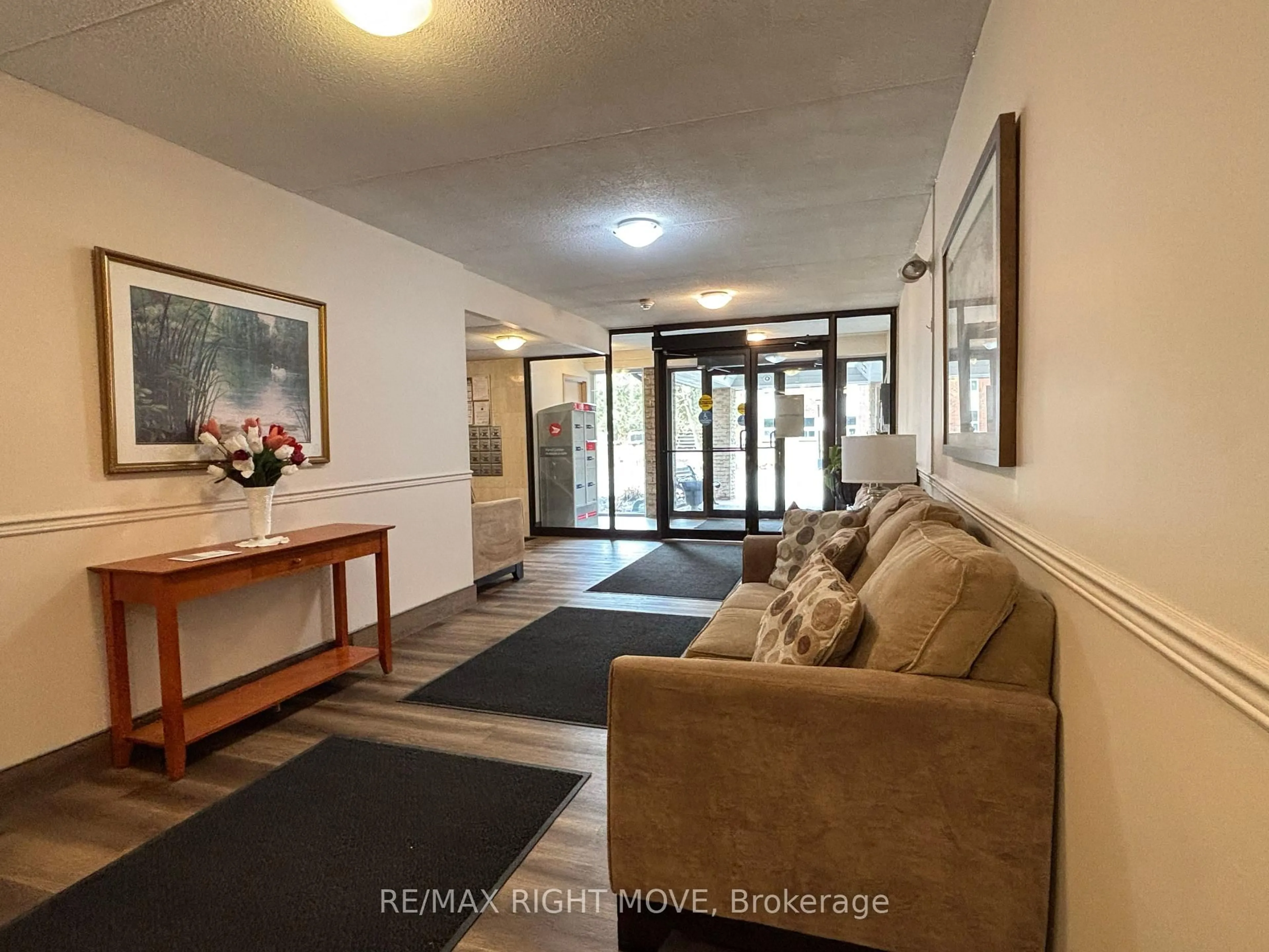 Indoor foyer for 54 Fittons Rd #103, Orillia Ontario L3V 3T9
