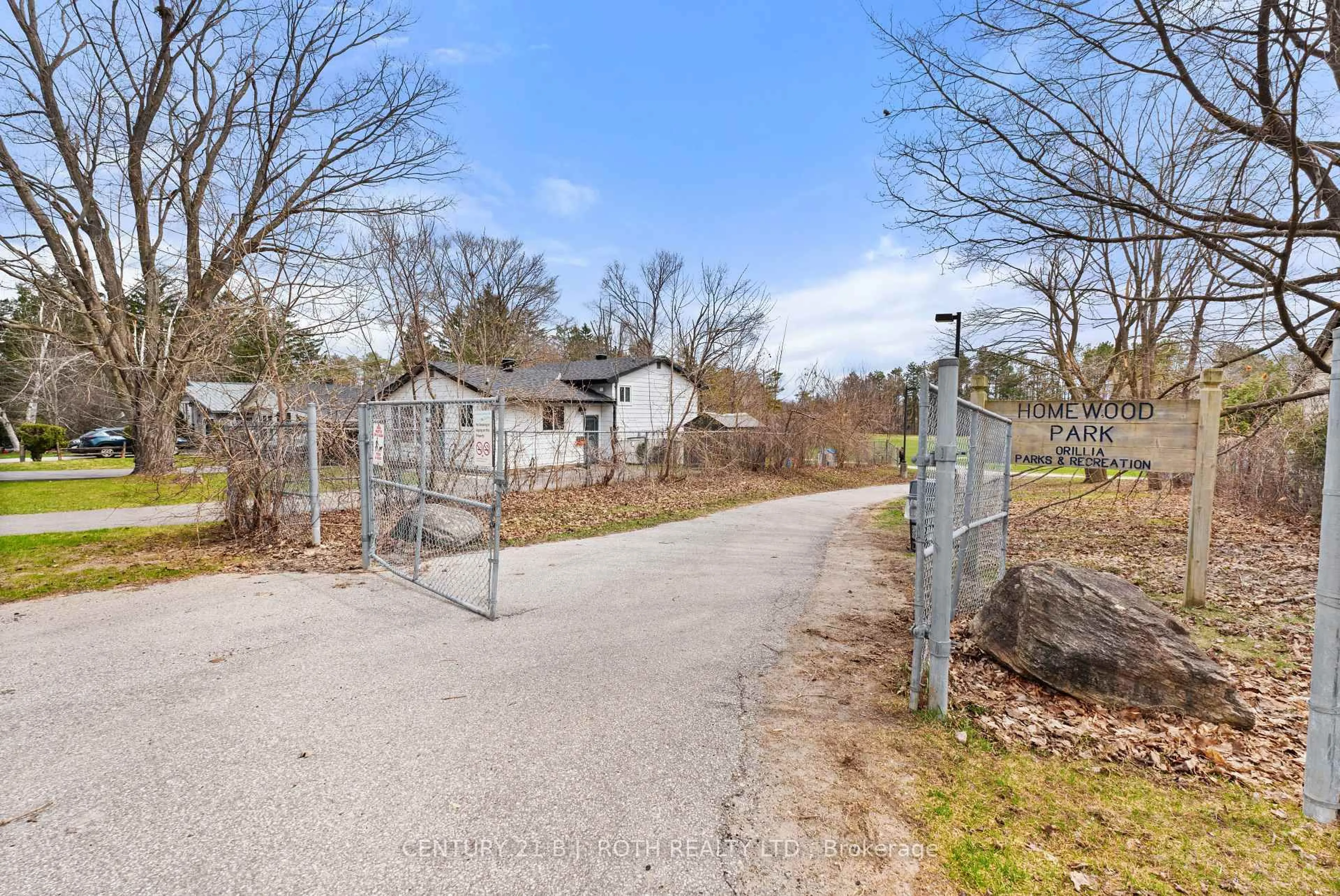 A pic from outside/outdoor area/front of a property/back of a property/a pic from drone, street for 395 Homewood Ave, Orillia Ontario L3V 3K9