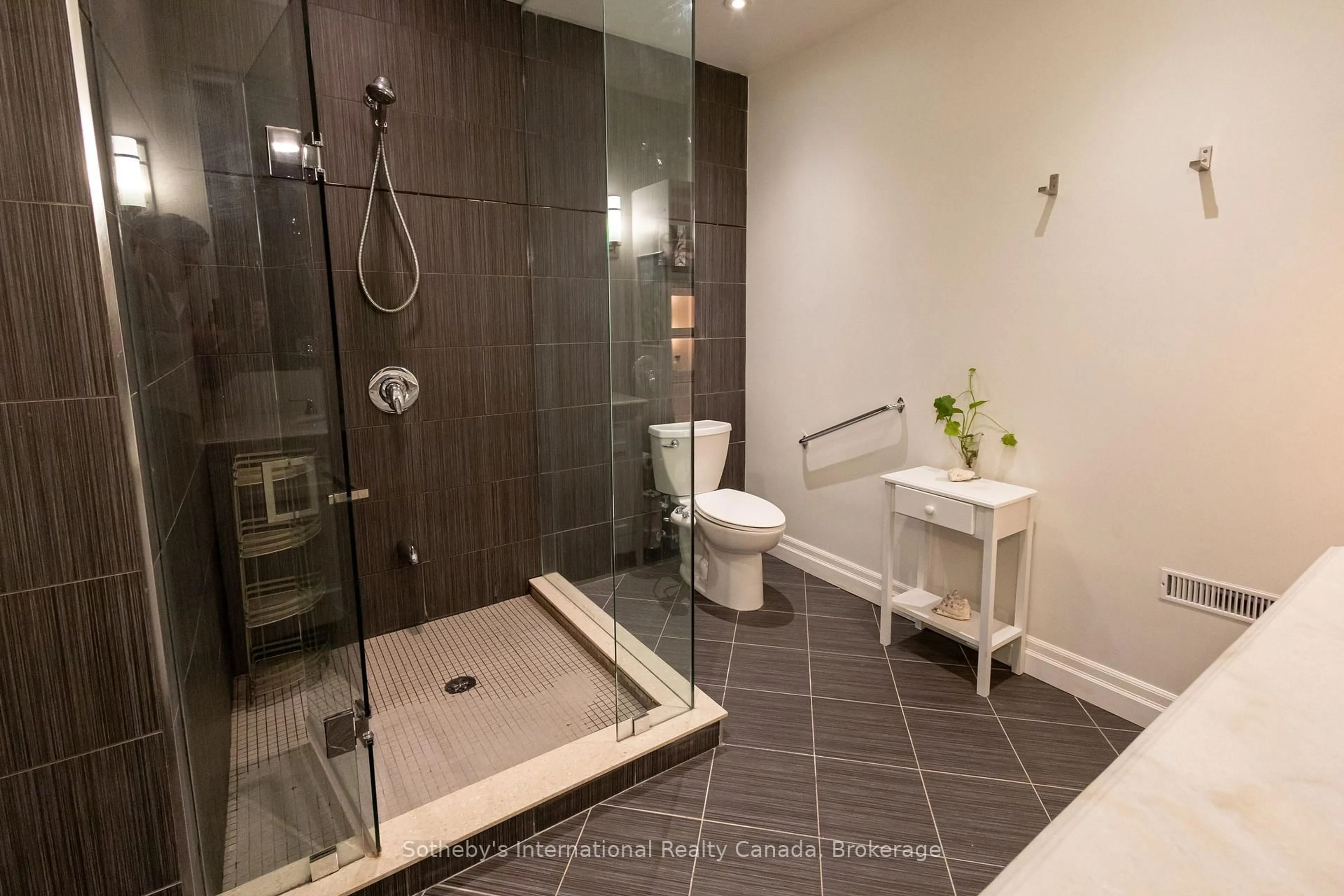 Contemporary bathroom, ceramic/tile floor for 17 MAIR MILLS Dr, Collingwood Ontario L9Y 0A7