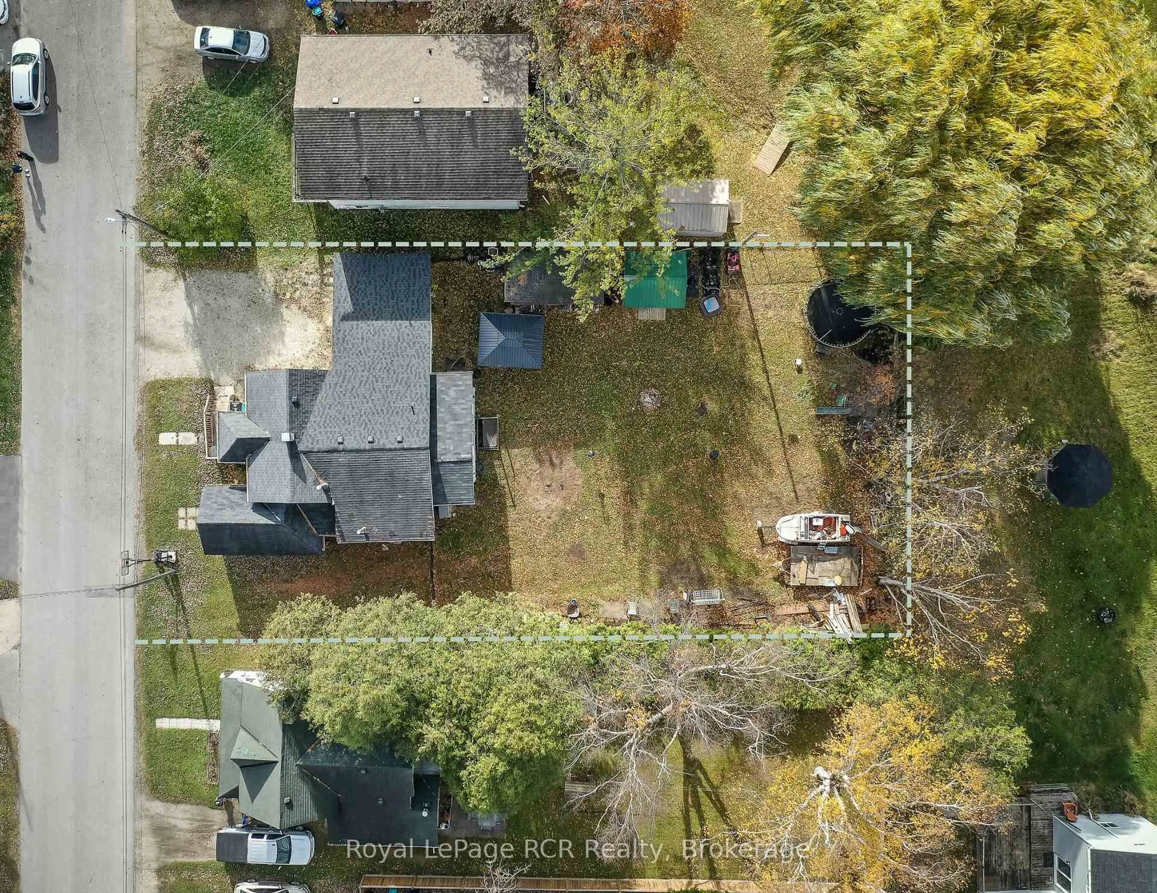 A pic from outside/outdoor area/front of a property/back of a property/a pic from drone, street for 200 Sutherland St, Clearview Ontario L0M 1S0