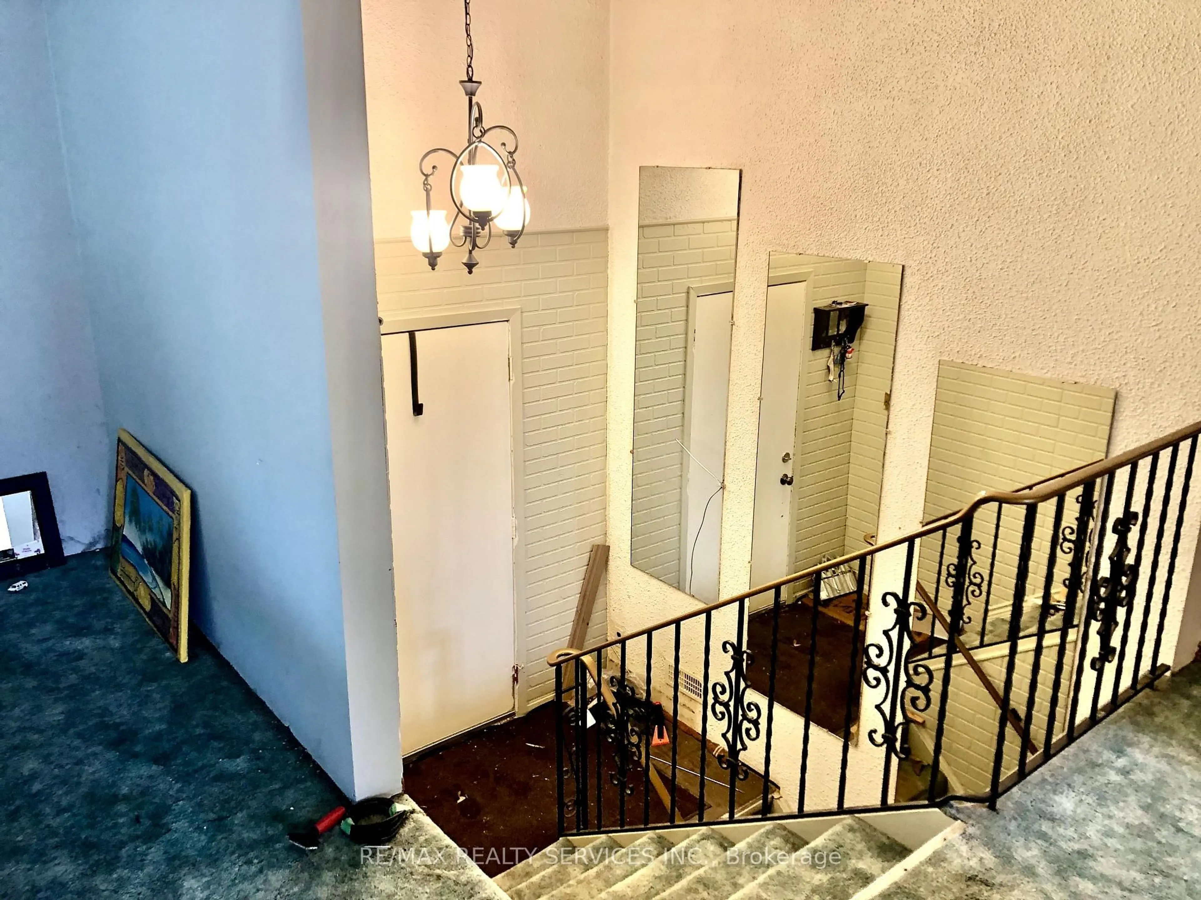 Indoor foyer for 8570 Hwy 12 N/A, Oro-Medonte Ontario L3V 6H2