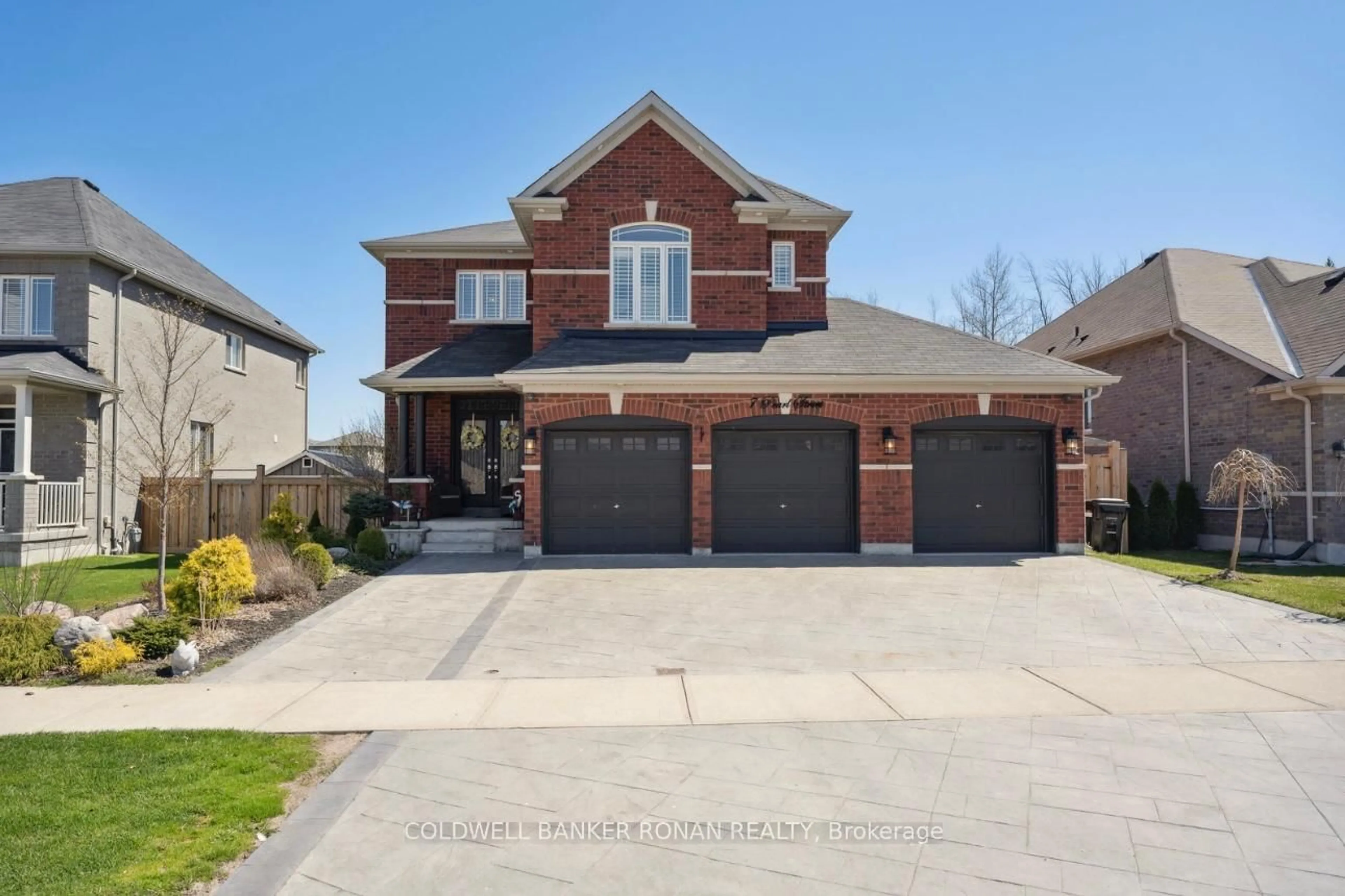 Home with brick exterior material, street for 7 Pearl St, Wasaga Beach Ontario L9Z 0G9