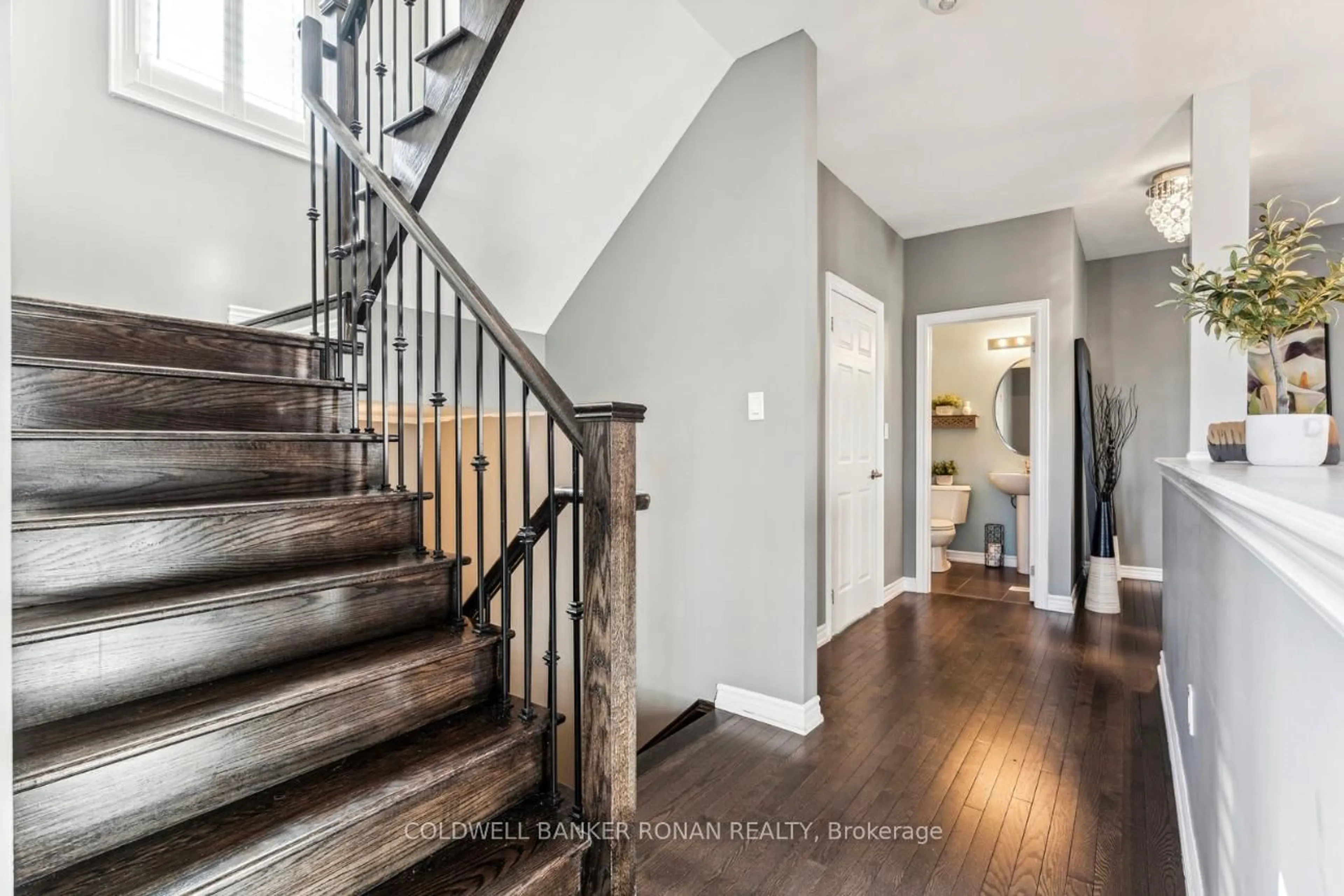 Indoor entryway for 7 Pearl St, Wasaga Beach Ontario L9Z 0G9