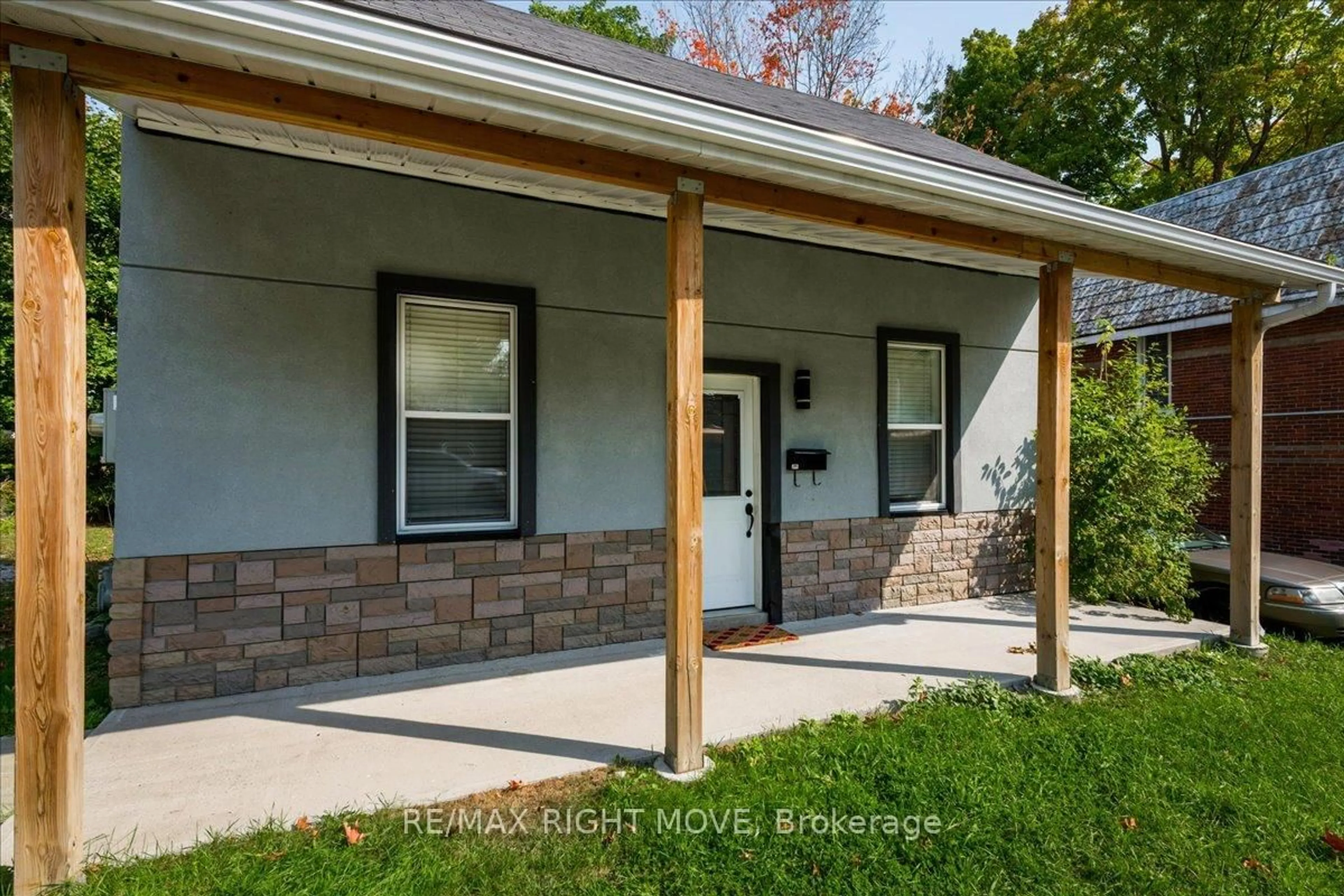 Home with vinyl exterior material, street for 218 West St, Orillia Ontario L3V 5C8