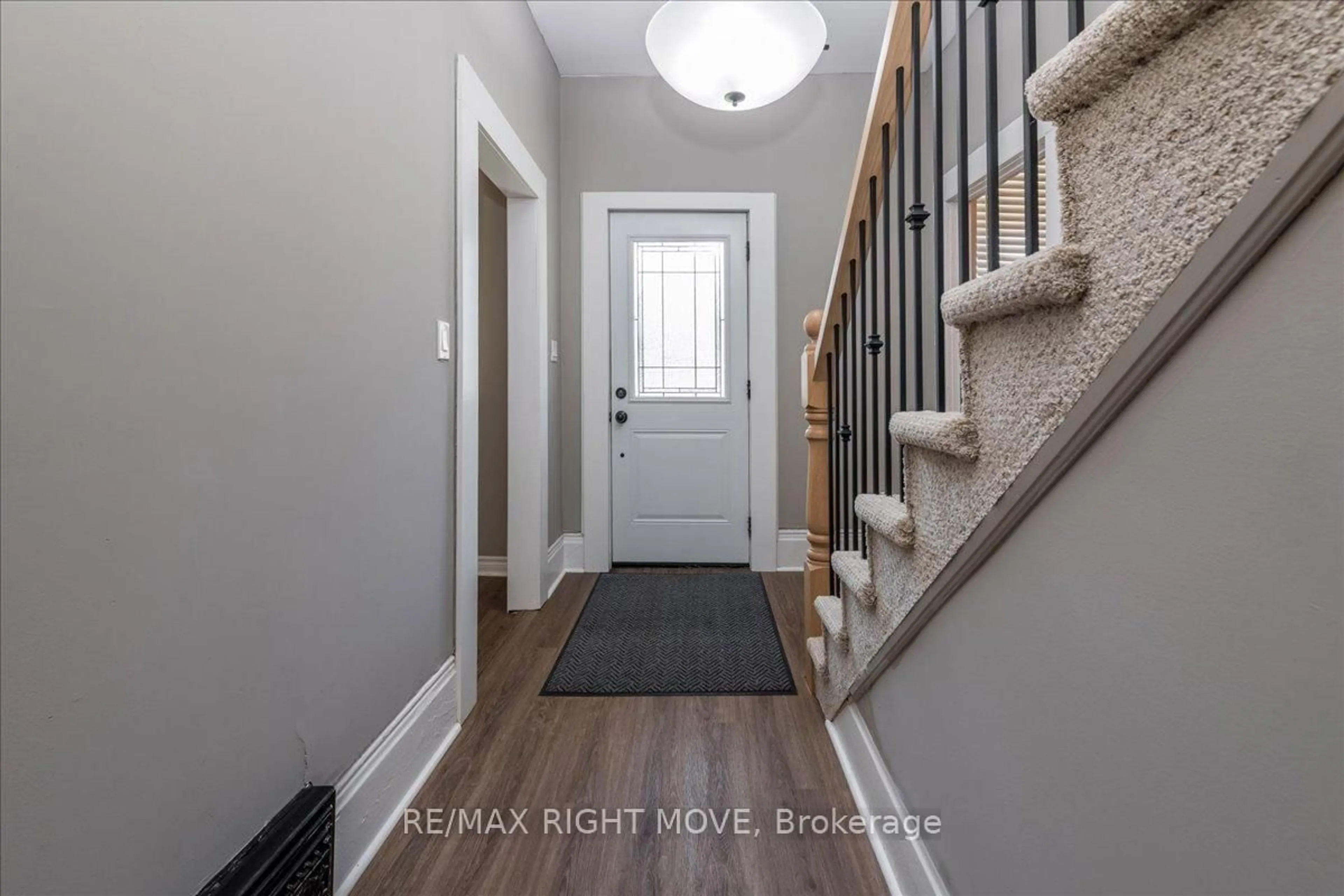 Indoor entryway for 218 West St, Orillia Ontario L3V 5C8