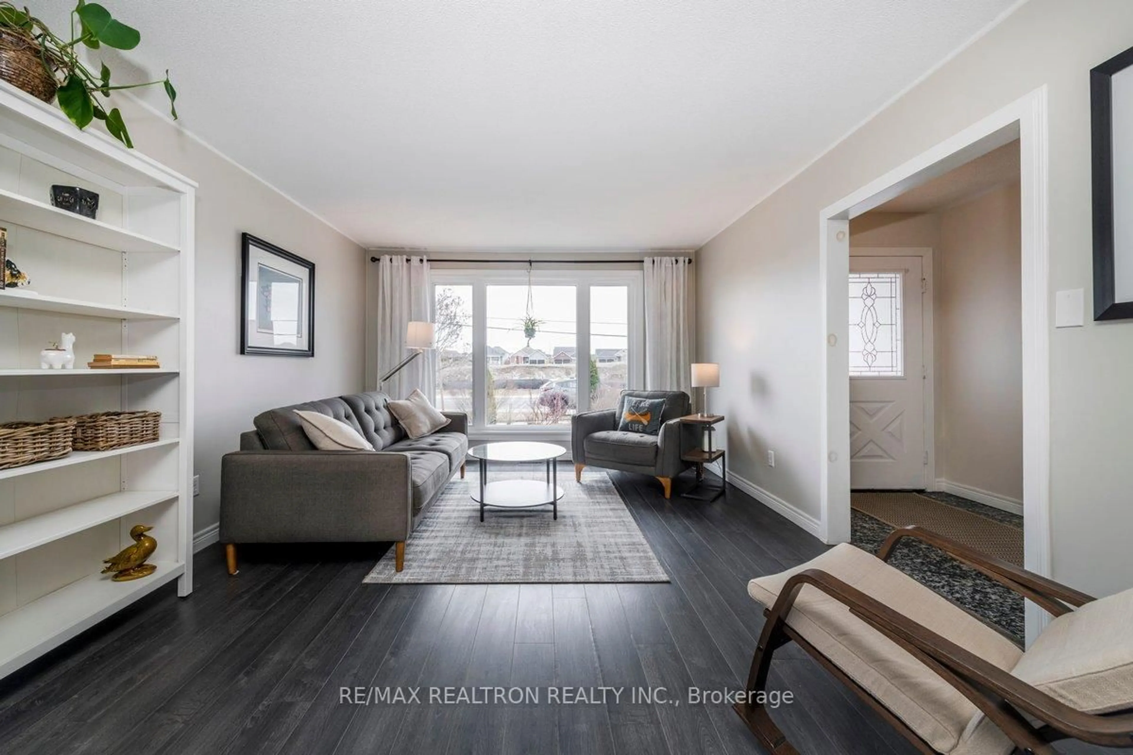 Living room with furniture, wood/laminate floor for 172 Queen St, Springwater Ontario L0L 1P0