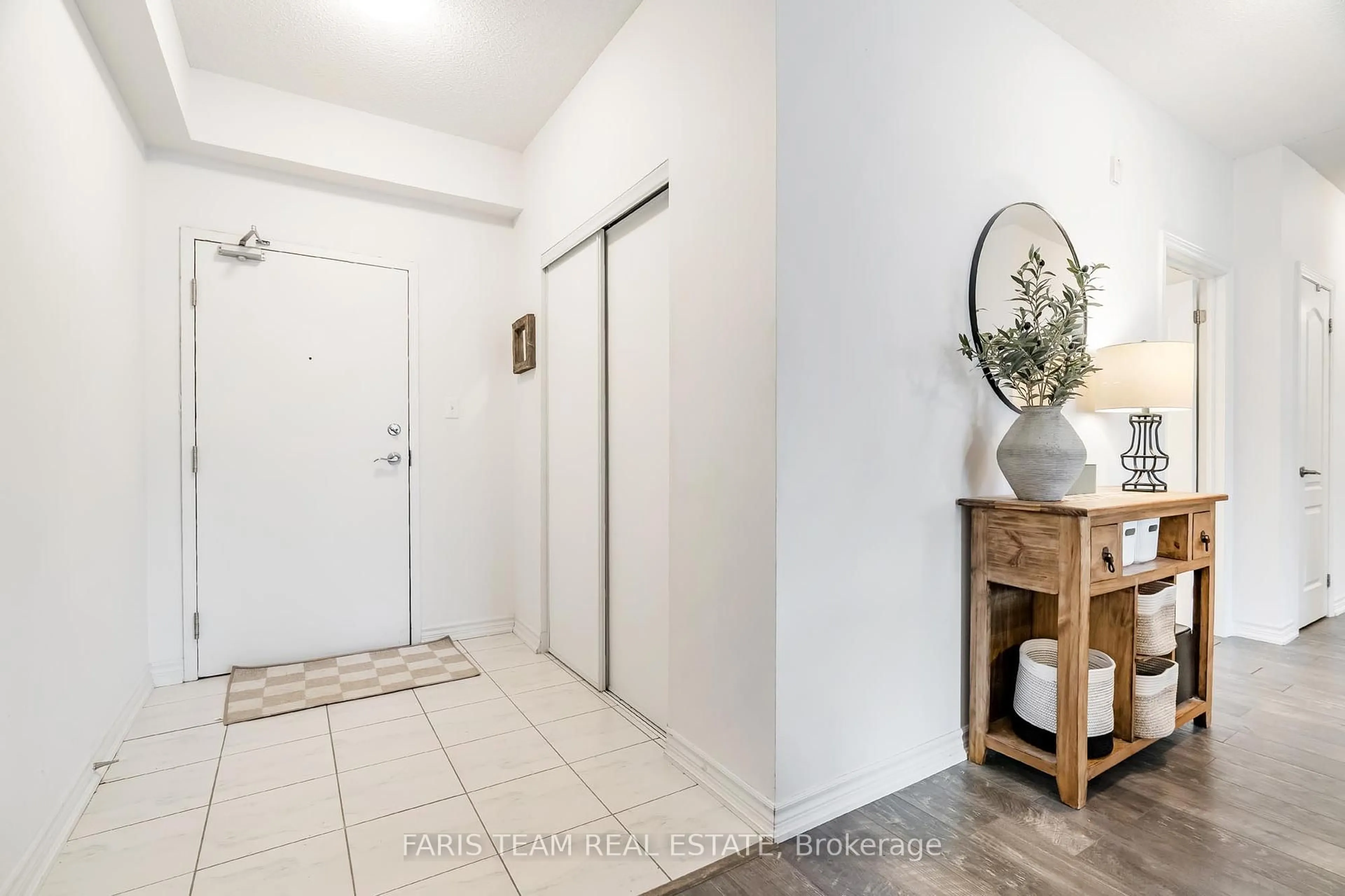 Indoor entryway for 42 Ferndale Dr #102, Barrie Ontario L4N 2M5