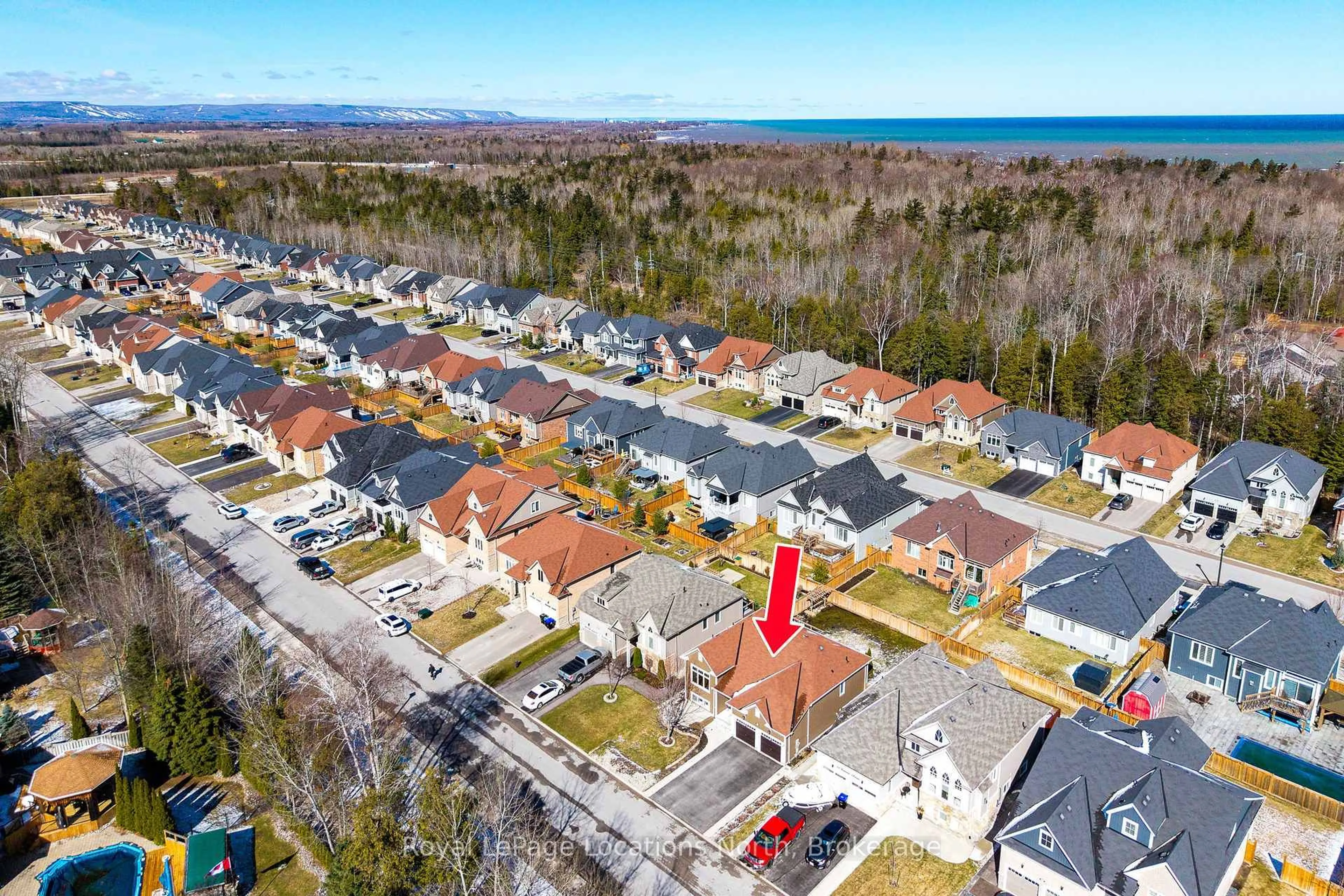A pic from outside/outdoor area/front of a property/back of a property/a pic from drone, street for 42 Cristiano Ave, Wasaga Beach Ontario L9Z 0H2