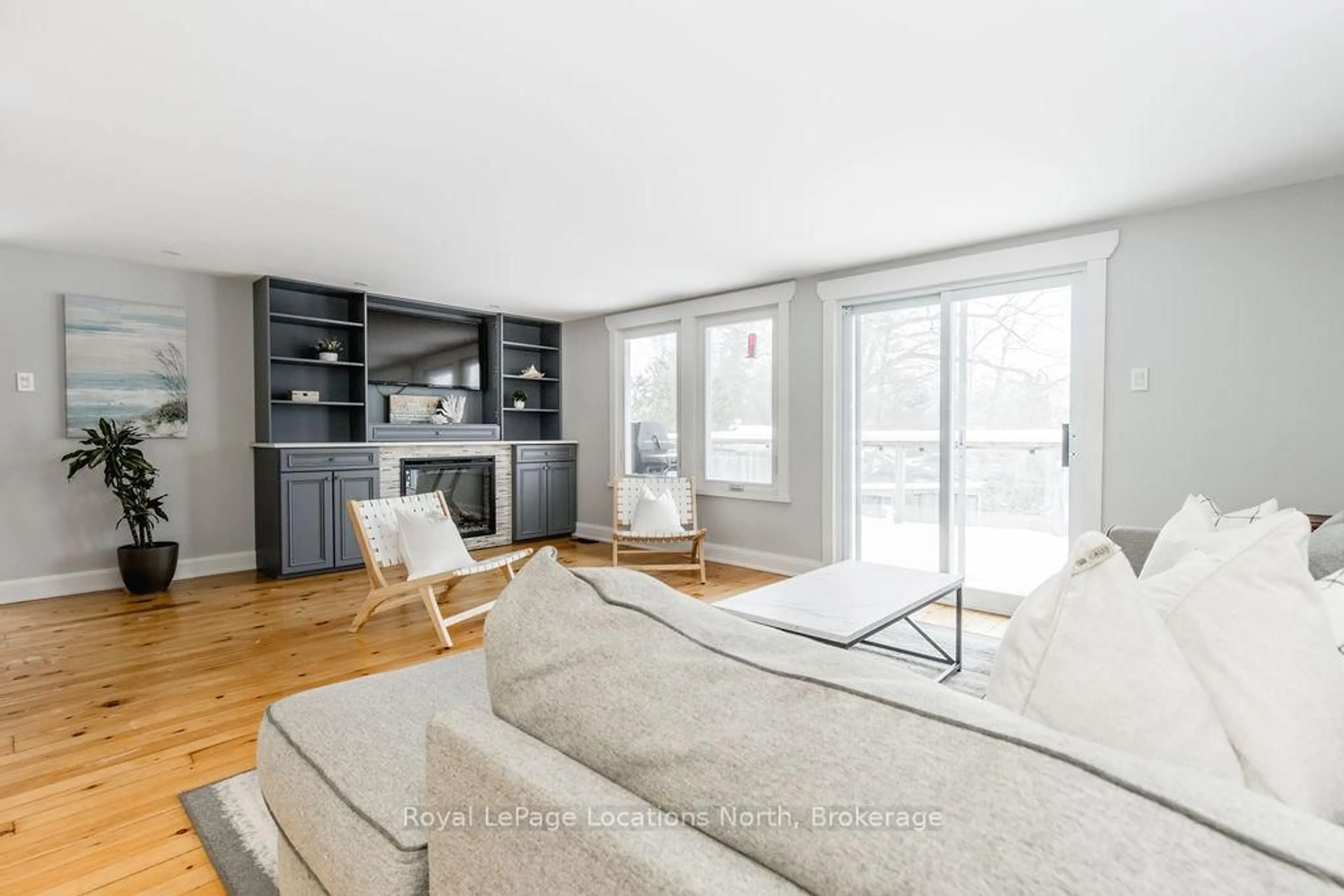 Living room with furniture, unknown for 157 WOODLAND Dr, Wasaga Beach Ontario L9Z 2V4