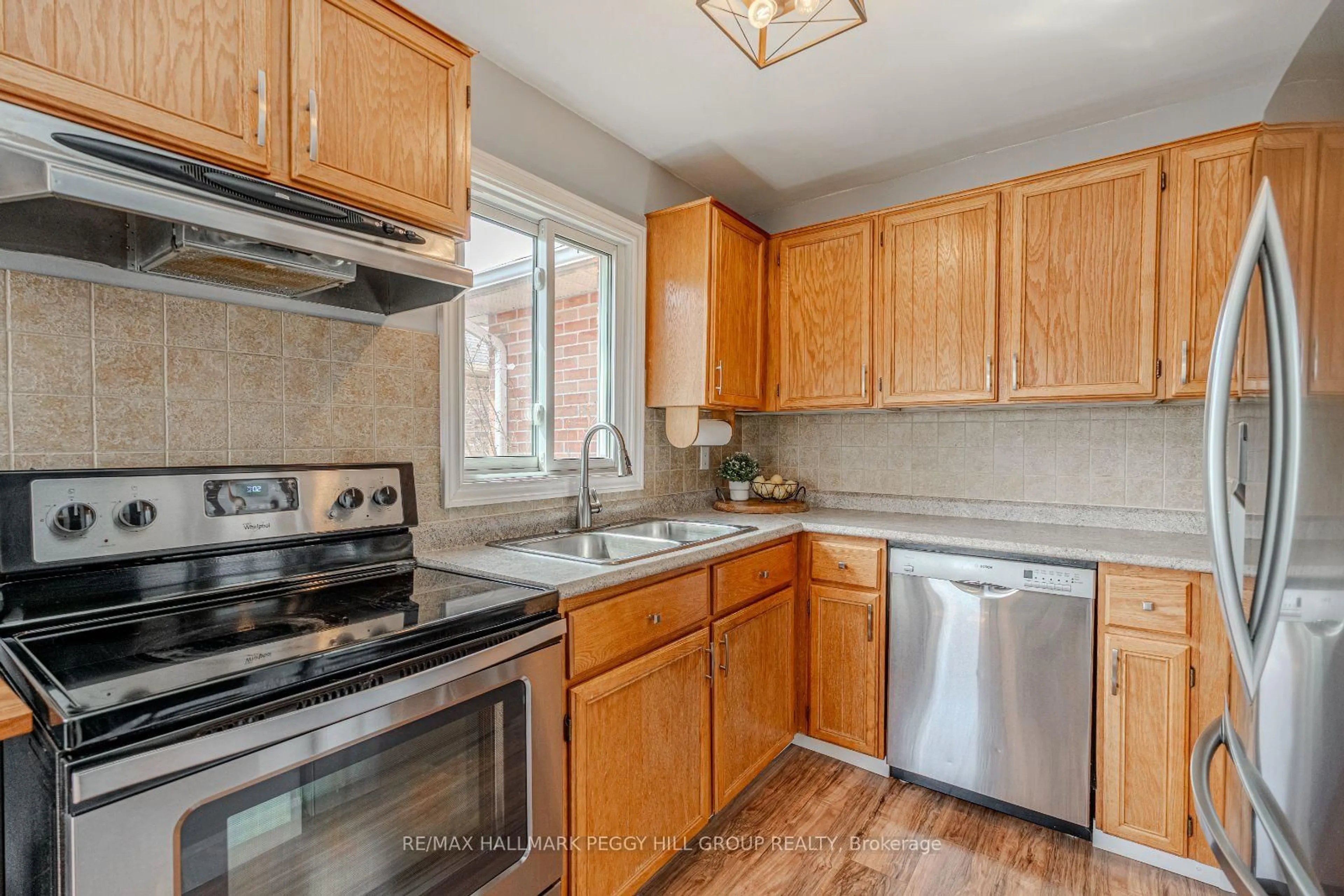Standard kitchen, unknown for 40 Grasett Cres, Barrie Ontario L4N 6Z6