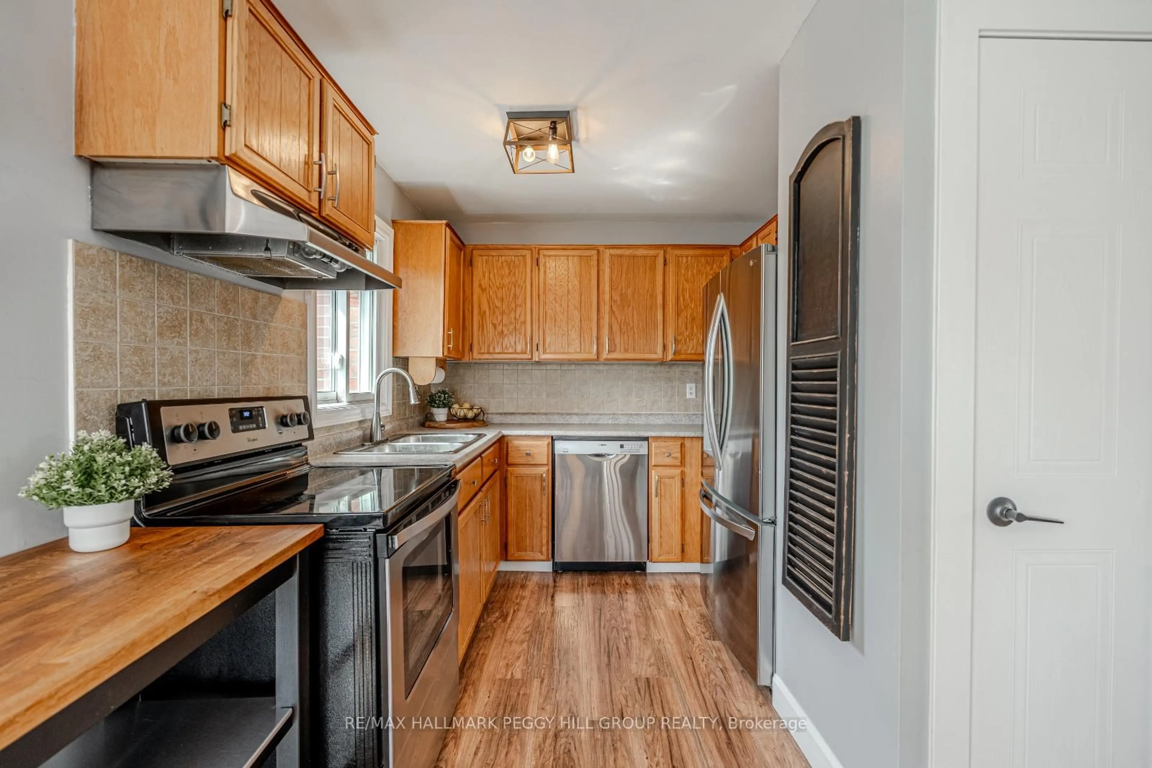 Standard kitchen, wood/laminate floor for 40 Grasett Cres, Barrie Ontario L4N 6Z6