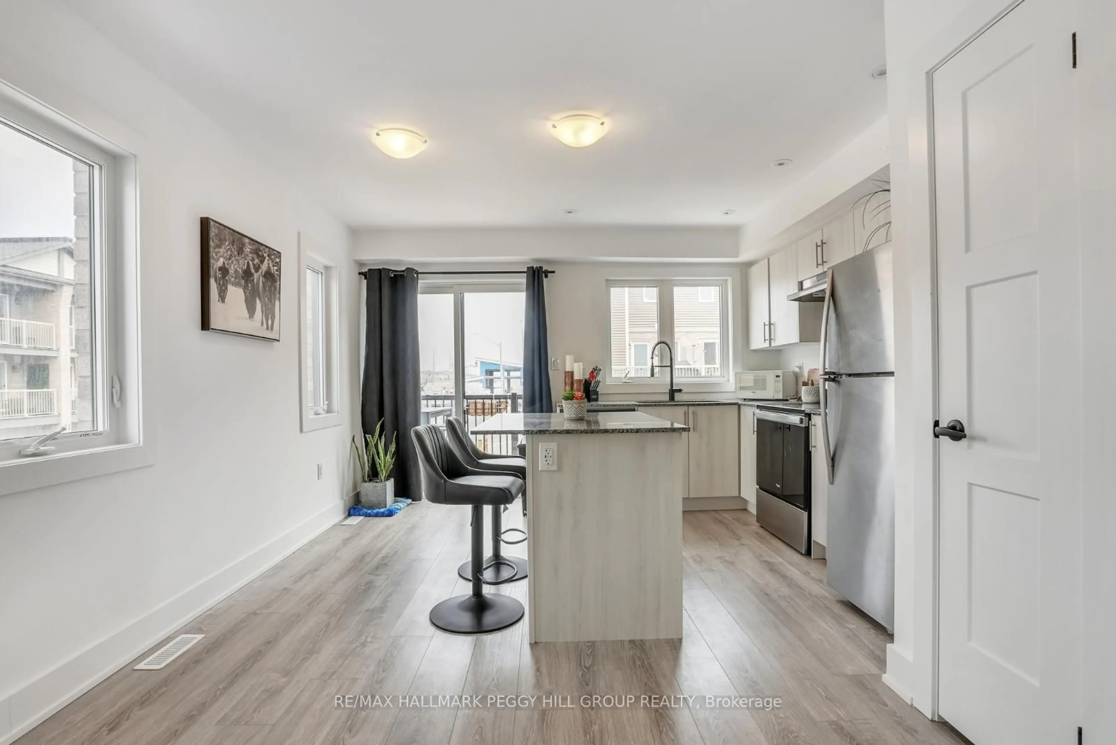 Open concept kitchen, wood/laminate floor for 30 Pumpkin Corner Cres, Barrie Ontario L9J 0T6
