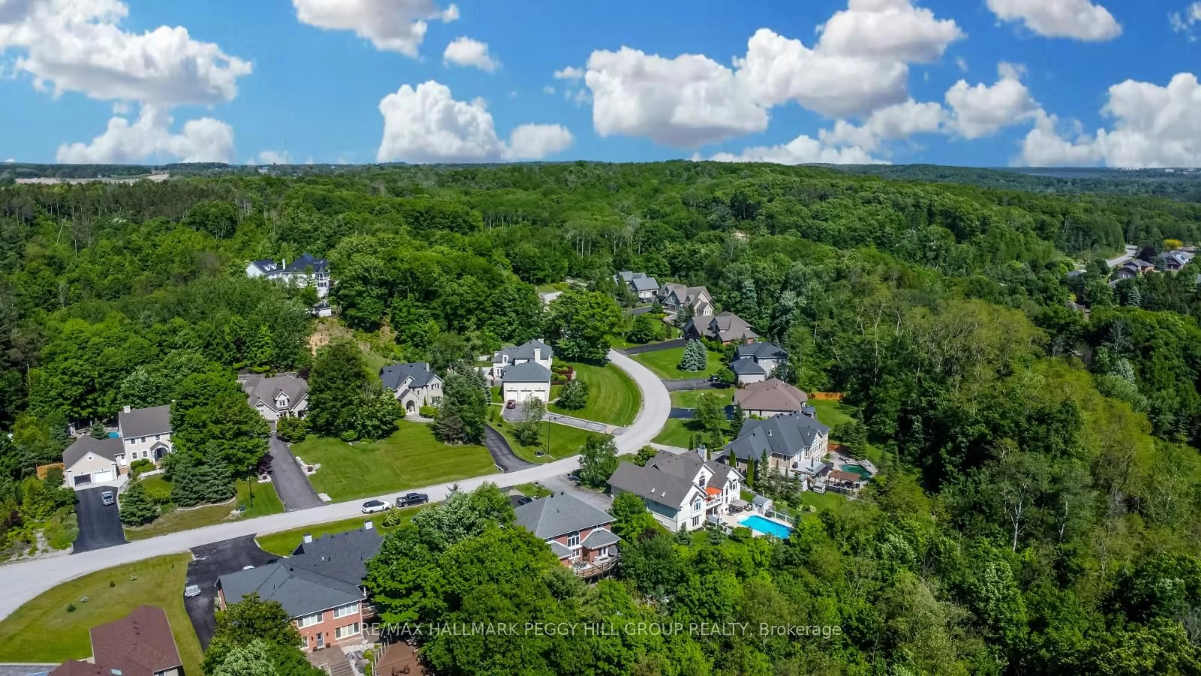 A pic from outside/outdoor area/front of a property/back of a property/a pic from drone, unknown for 16 Bridle Tr, Springwater Ontario L9X 0J9