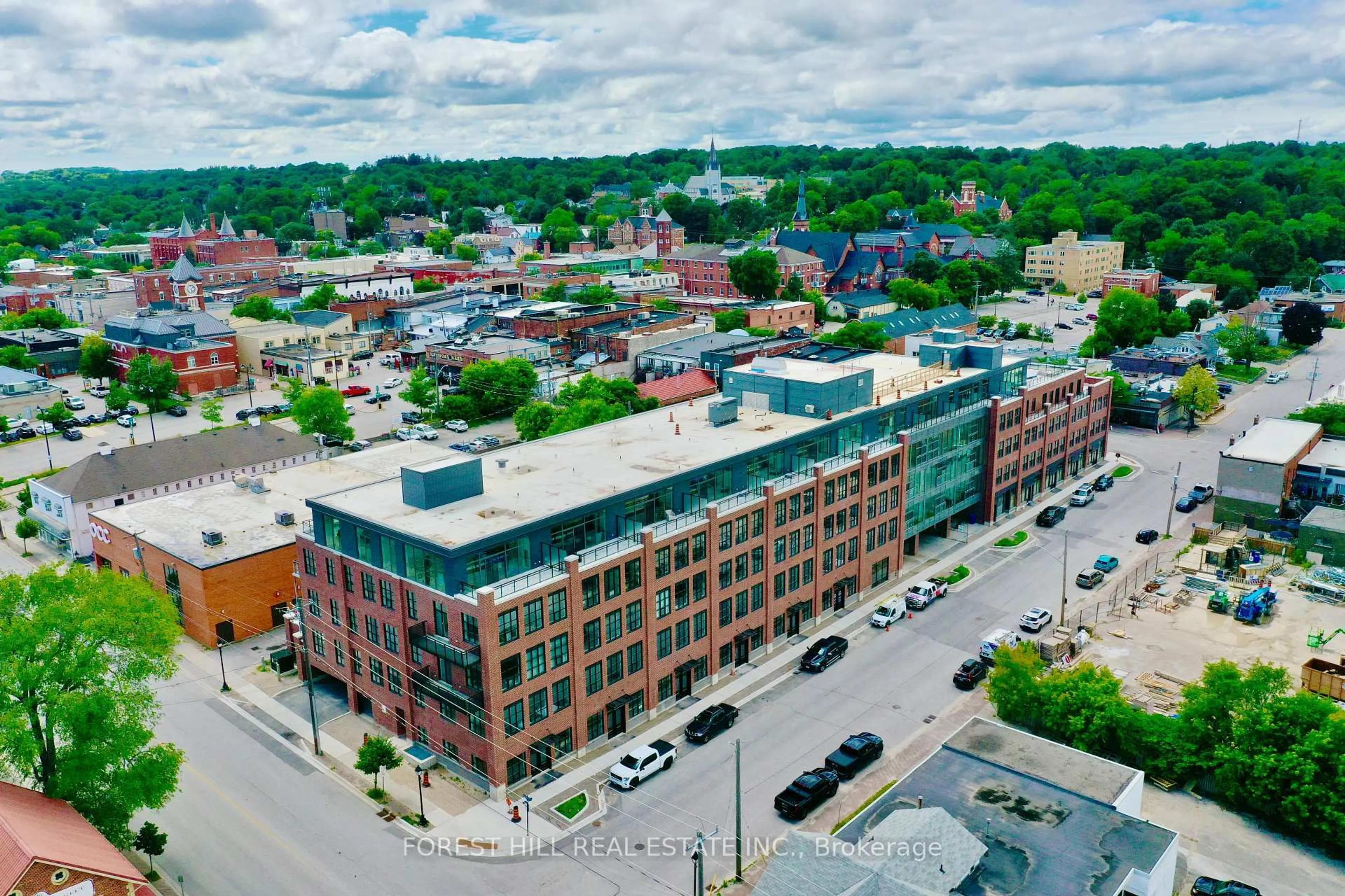 A pic from outside/outdoor area/front of a property/back of a property/a pic from drone, building for 21 Matchedash St #213, Orillia Ontario L3V 4W4