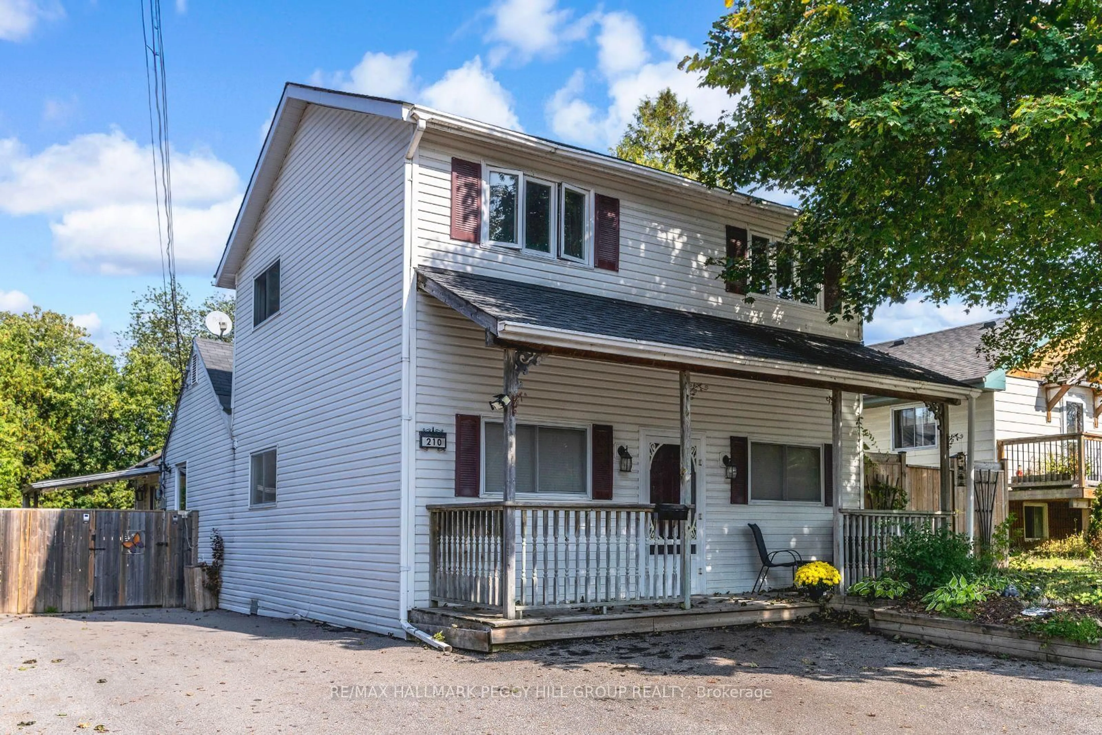 Home with vinyl exterior material, street for 210 Southview Rd, Barrie Ontario L4N 3X7