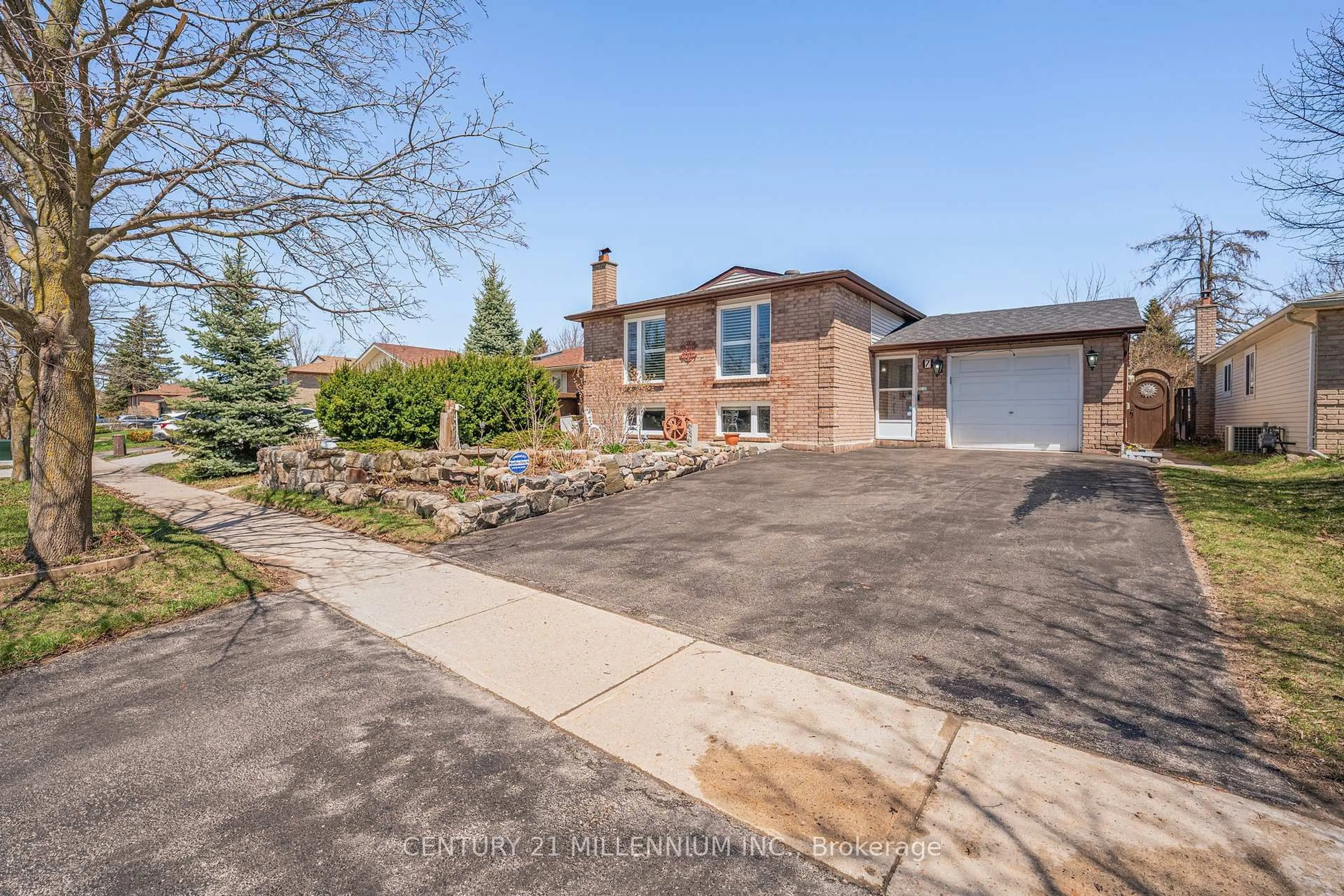 A pic from outside/outdoor area/front of a property/back of a property/a pic from drone, street for 7 Coles St, Barrie Ontario L4N 5W5