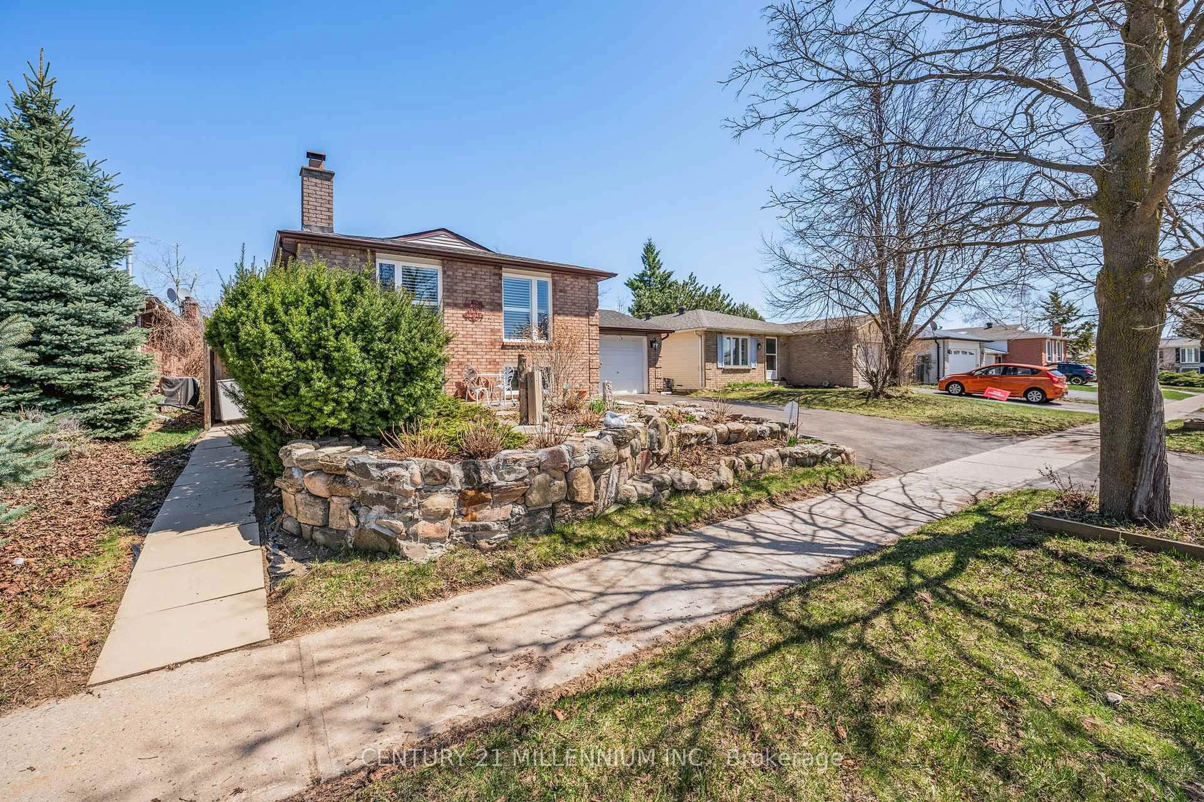 Home with brick exterior material, street for 7 Coles St, Barrie Ontario L4N 5W5