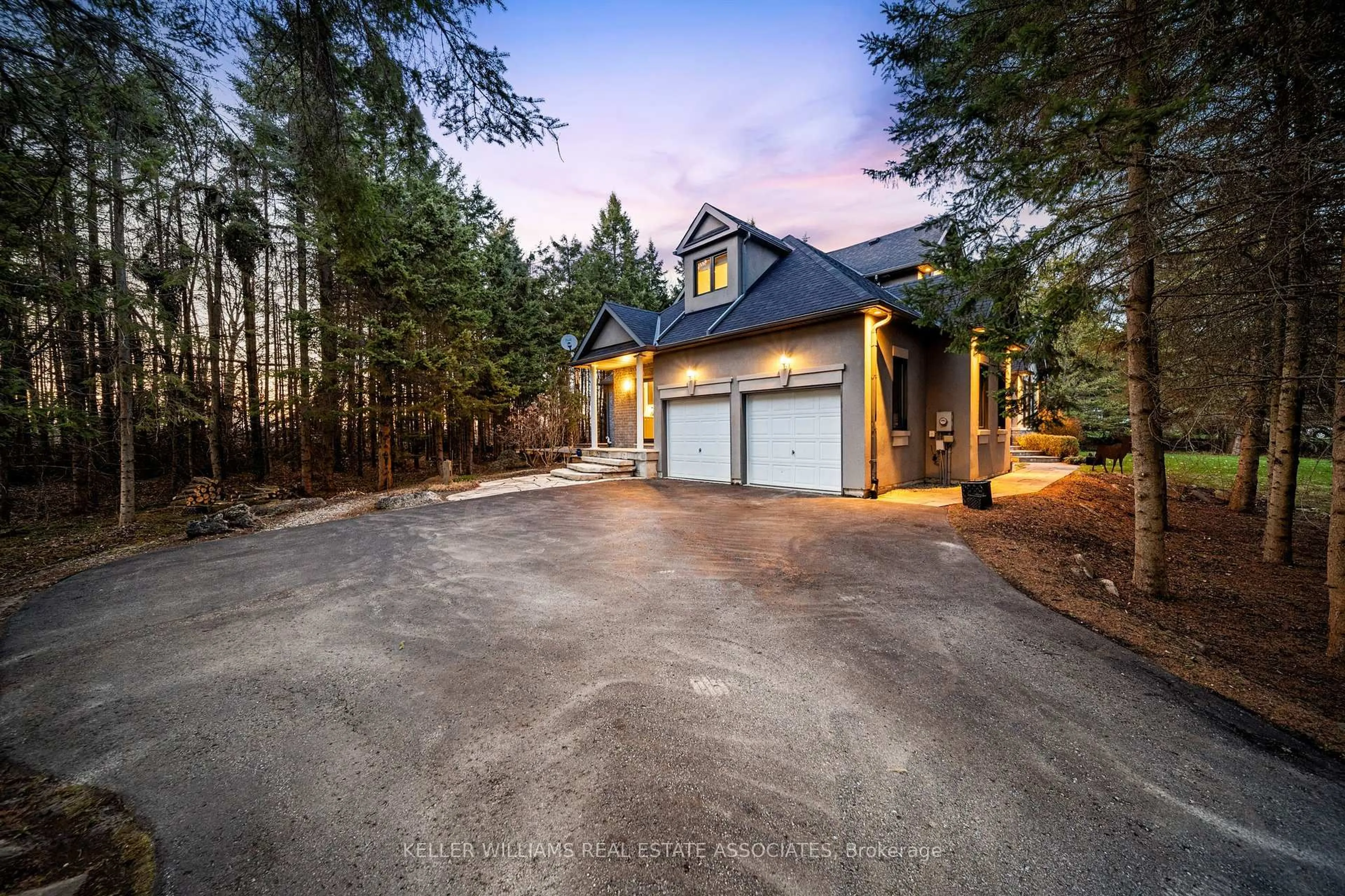 Indoor garage for 18 Red Oak Cres, Oro-Medonte Ontario L0L 2L0