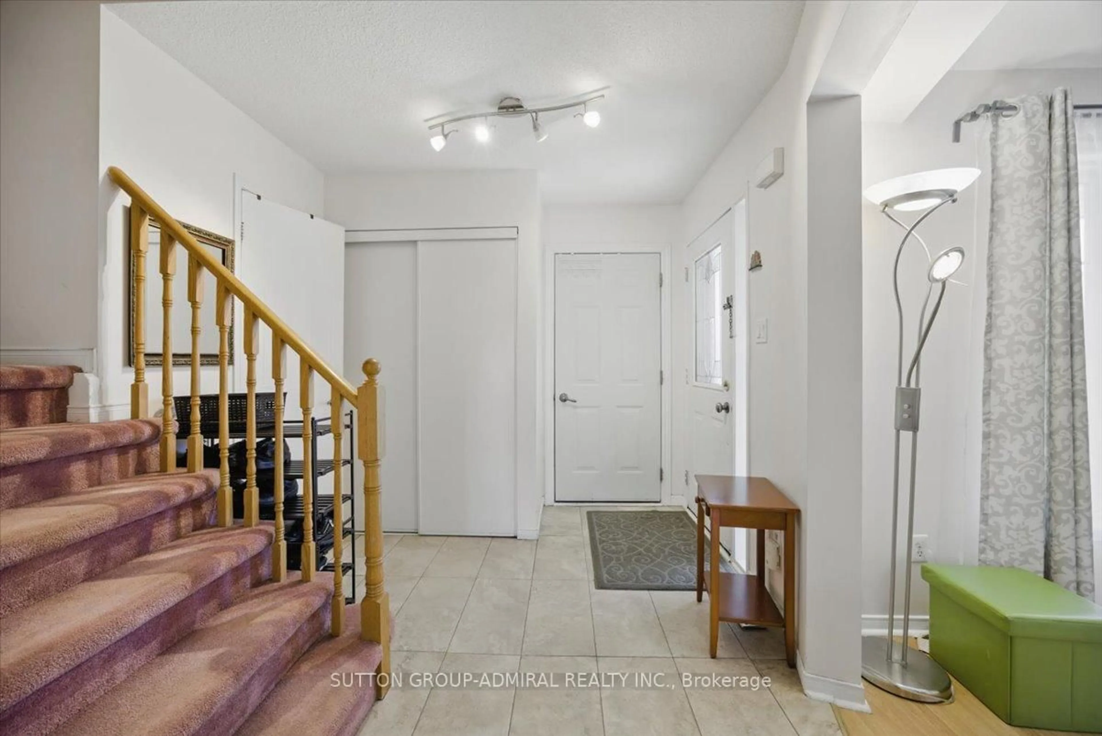 Indoor entryway for 95 Athabaska Rd, Barrie Ontario L4N 8E9