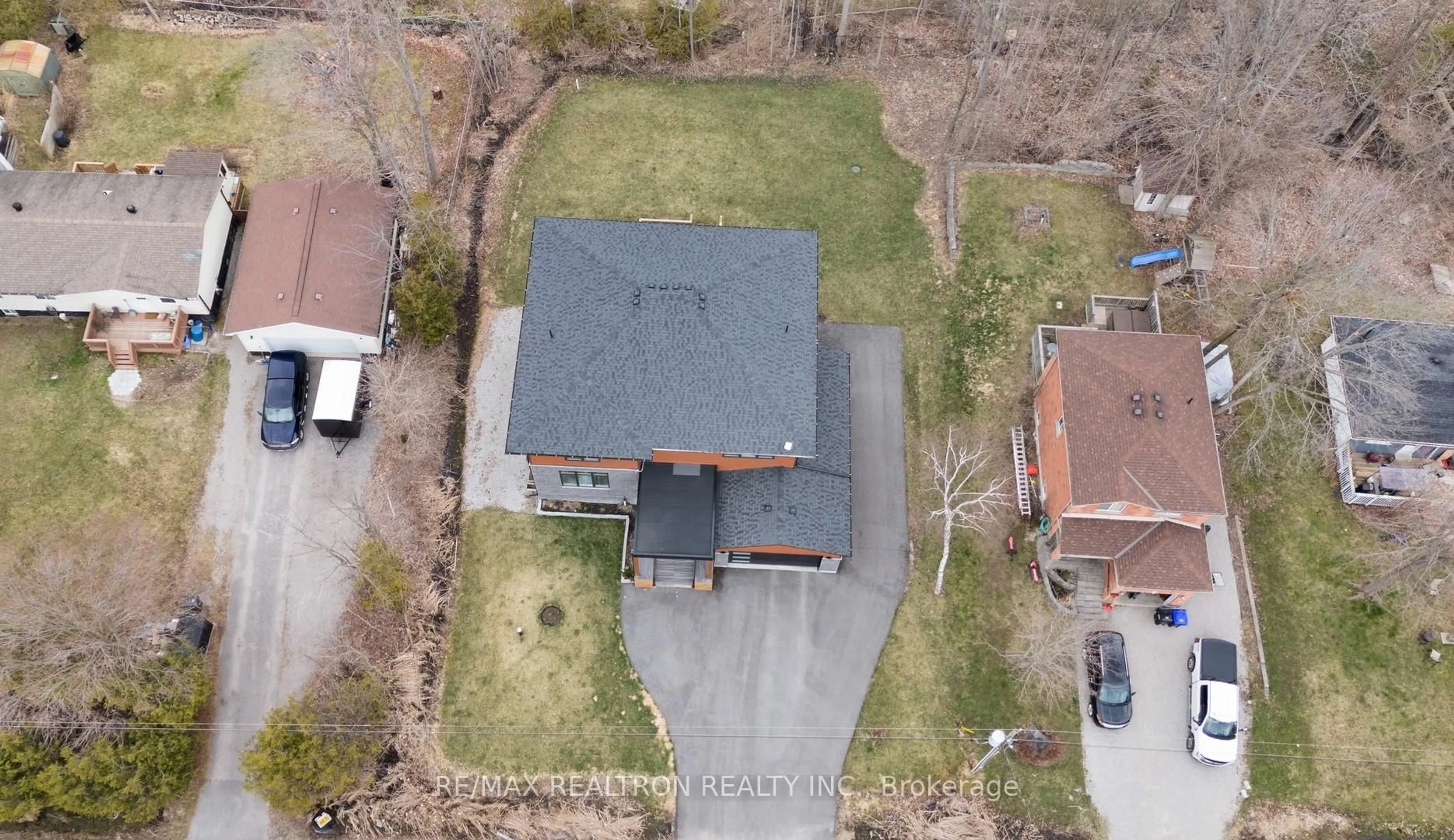 A pic from outside/outdoor area/front of a property/back of a property/a pic from drone, street for 6 Dorothys Dr, Oro-Medonte Ontario L0L 1T0