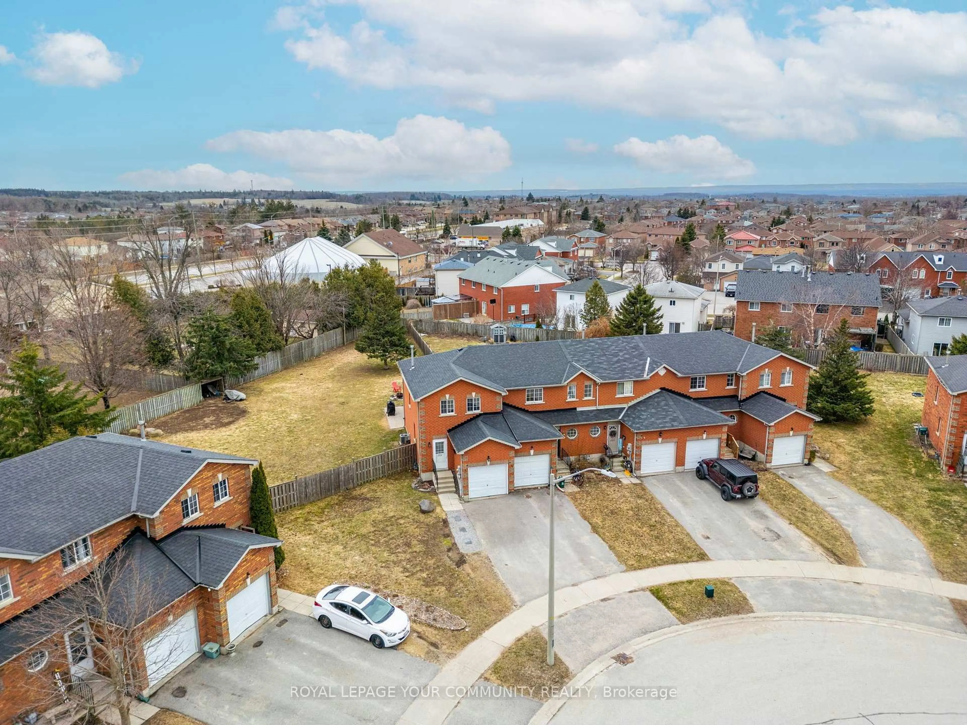 A pic from outside/outdoor area/front of a property/back of a property/a pic from drone, unknown for 101 Black Cherry Cres, Barrie Ontario L4N 9L2