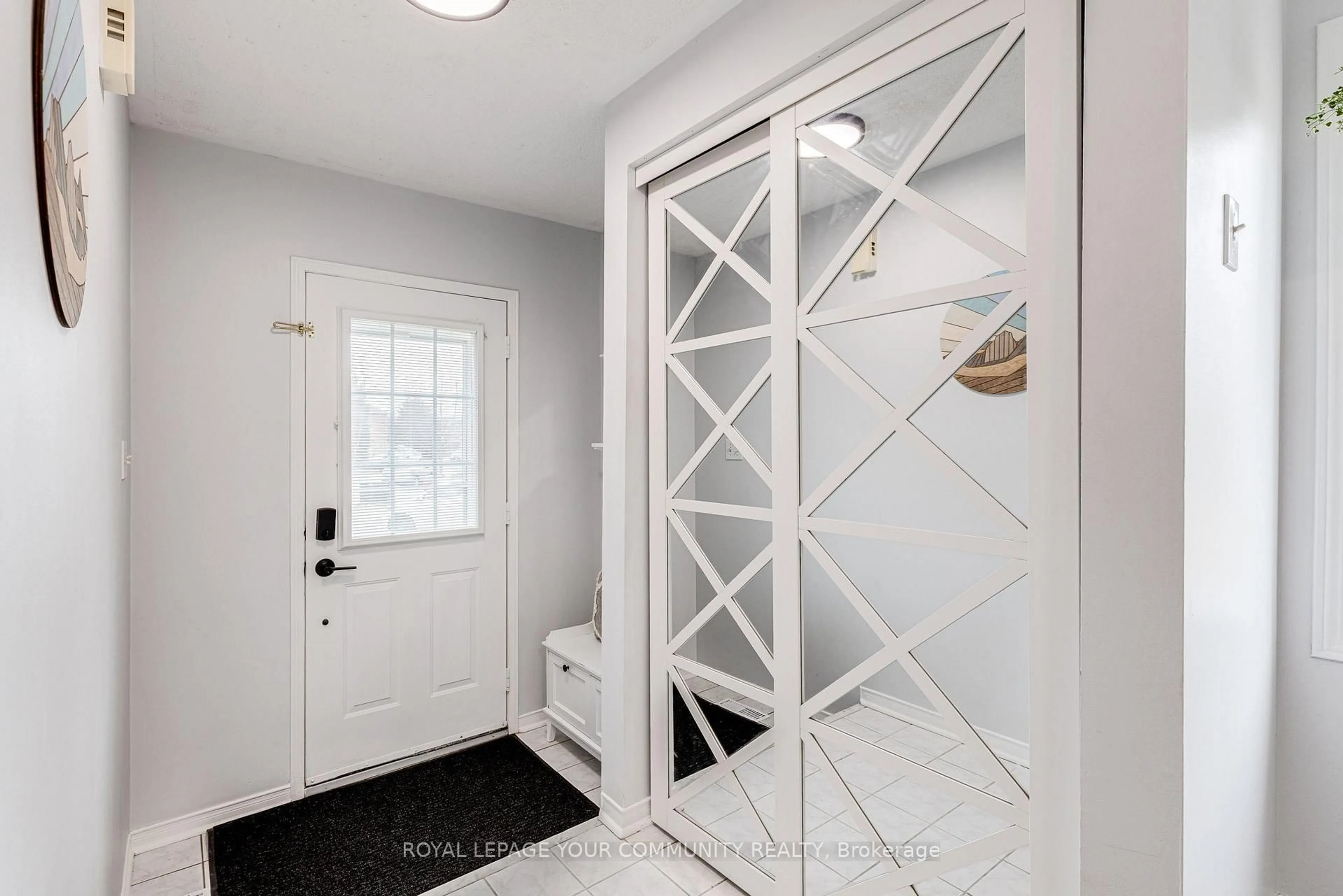 Indoor entryway for 101 Black Cherry Cres, Barrie Ontario L4N 9L2