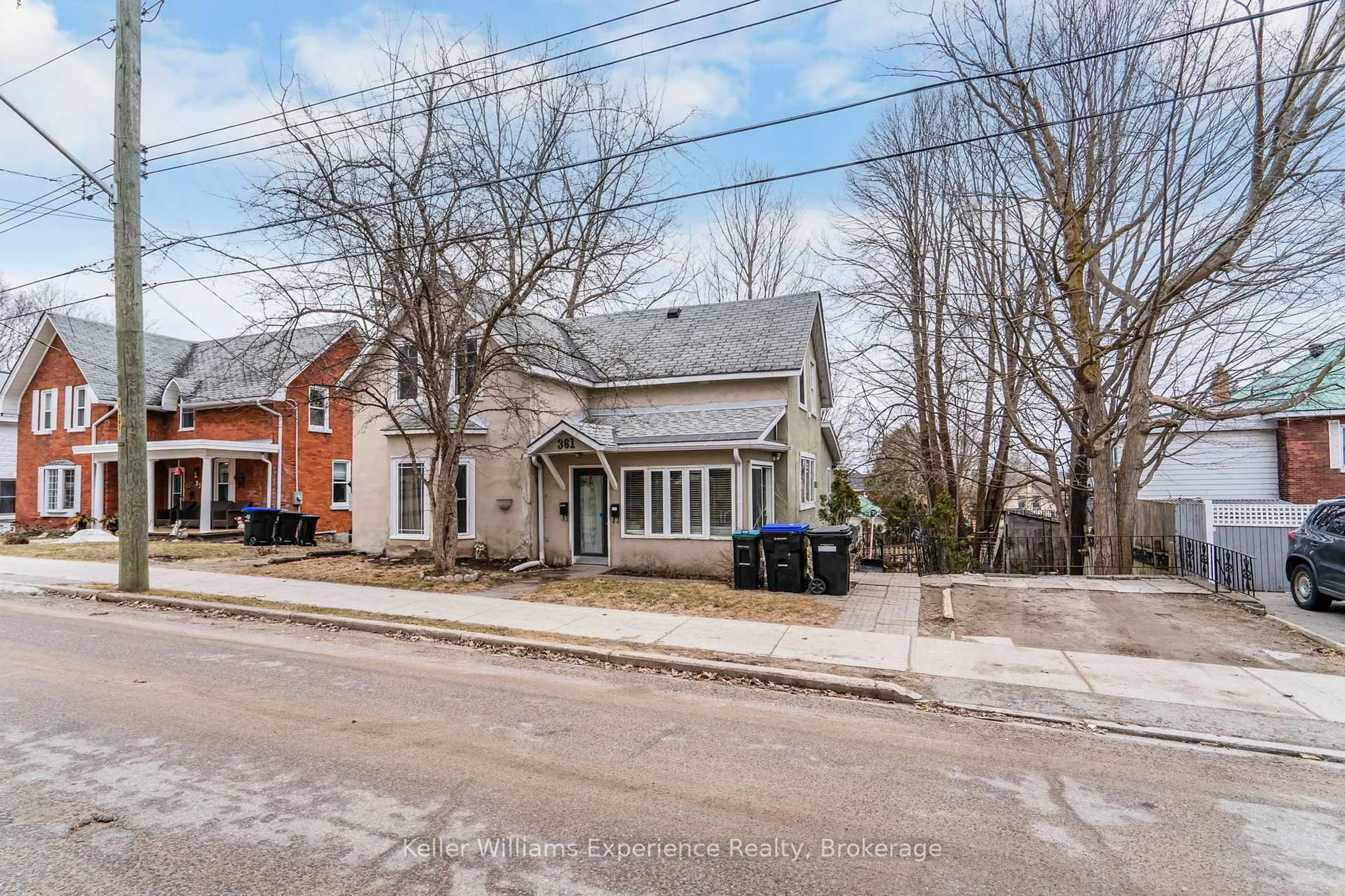 A pic from outside/outdoor area/front of a property/back of a property/a pic from drone, street for 361 Third St, Midland Ontario L4R 3S6
