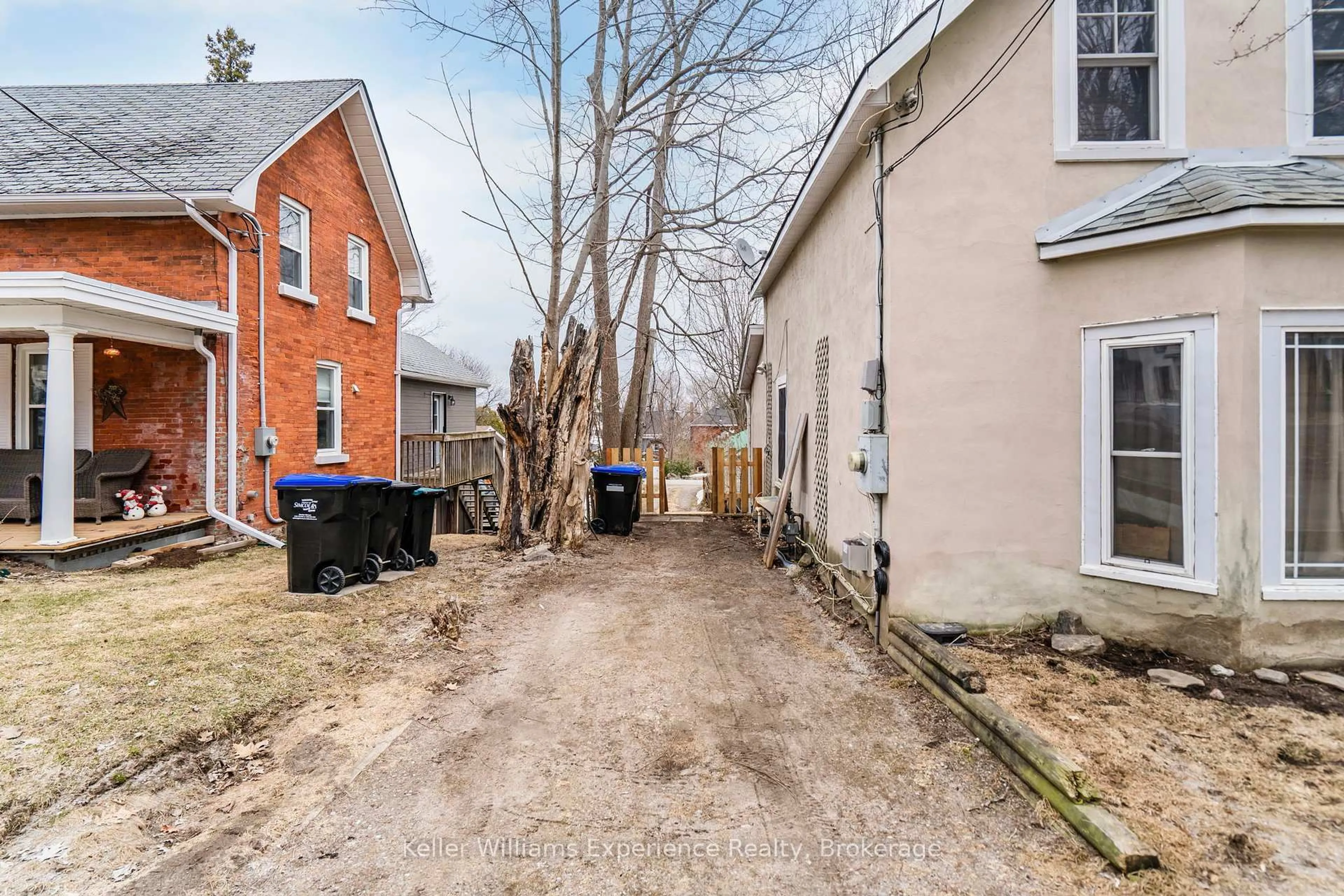 A pic from outside/outdoor area/front of a property/back of a property/a pic from drone, street for 361 Third St, Midland Ontario L4R 3S6
